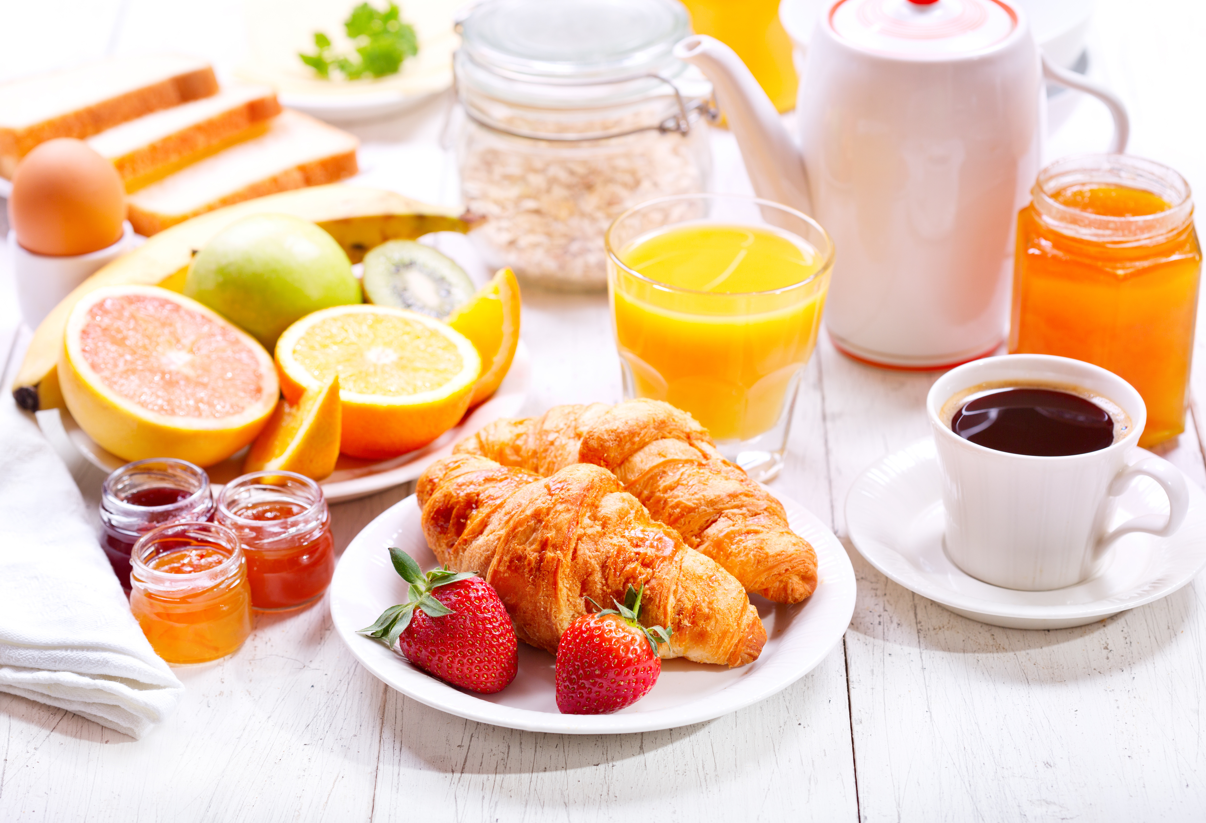 Цветные завтраки. Завтрак. Красивый завтрак. Завтрак с апельсиновым соком. Утренний завтрак.