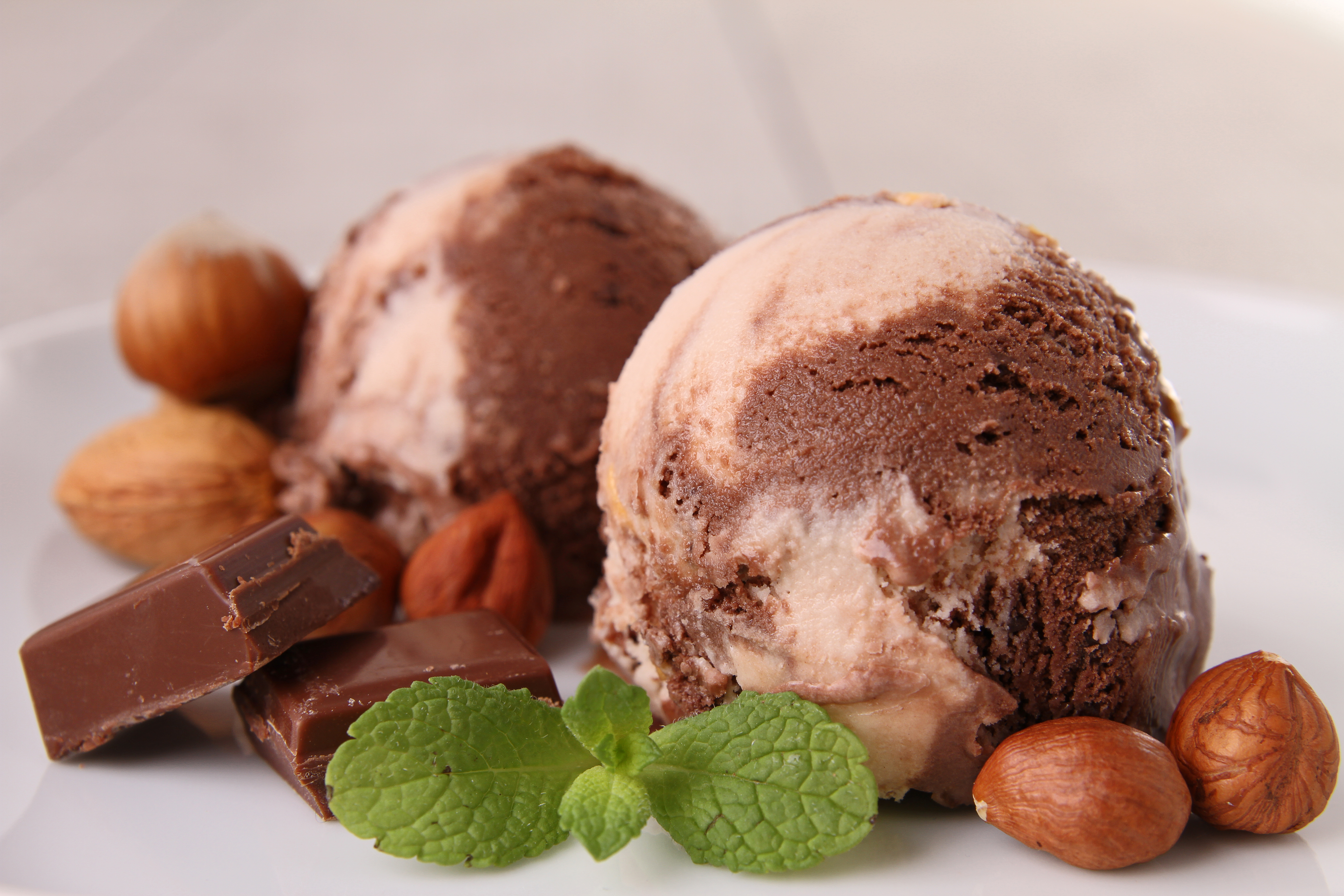 Шоколадный крем пломбир. Дарксайд шоколадное мороженое. Мороженое пломбир шоколадный. Мороженое с шоколадом. Мороженое с шоколадом и орехами.