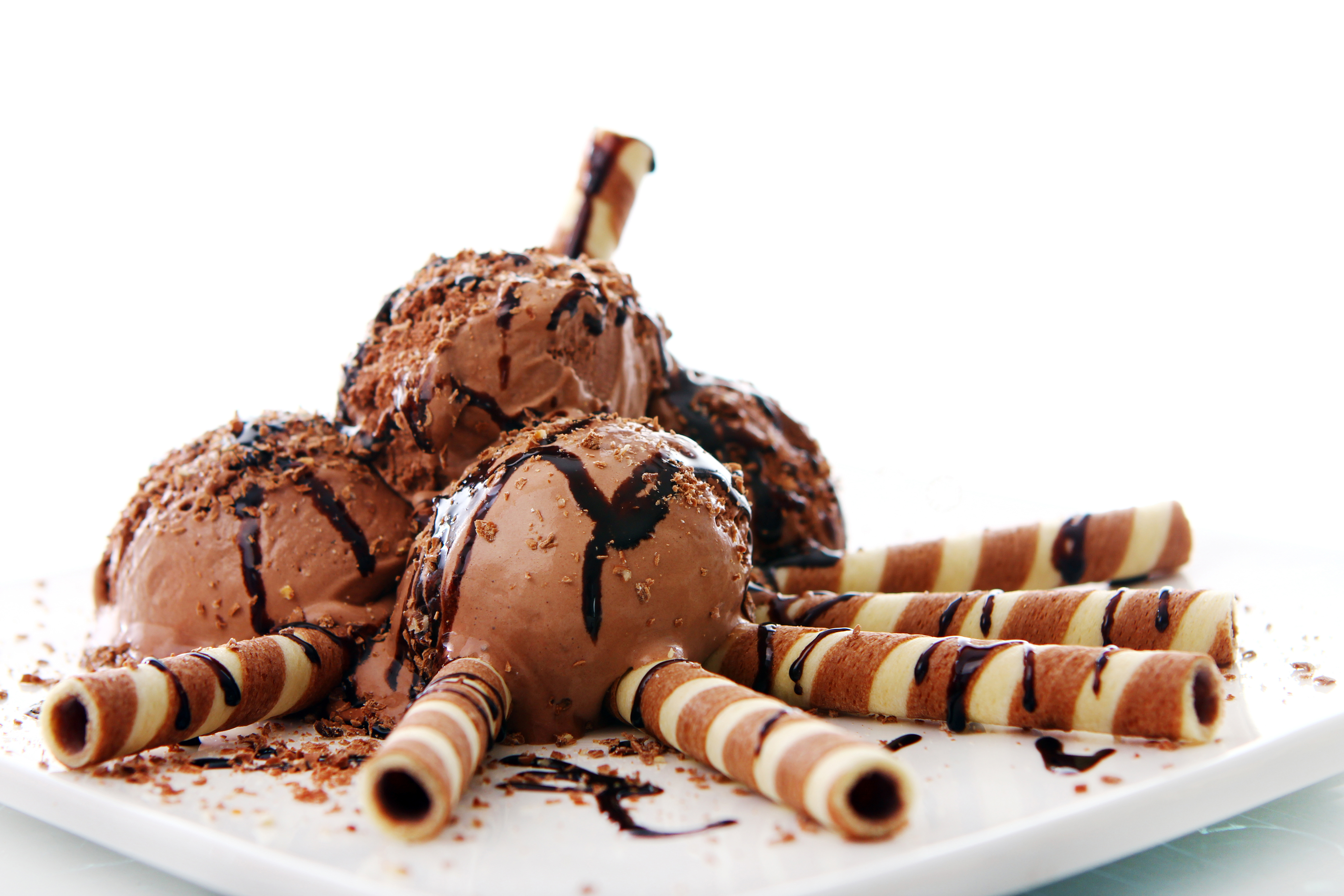 Choco ice. Сладости на белом фоне. Мороженое с шоколадом. Десерты на белом фоне. Шоколадное мороженое в шоколаде.