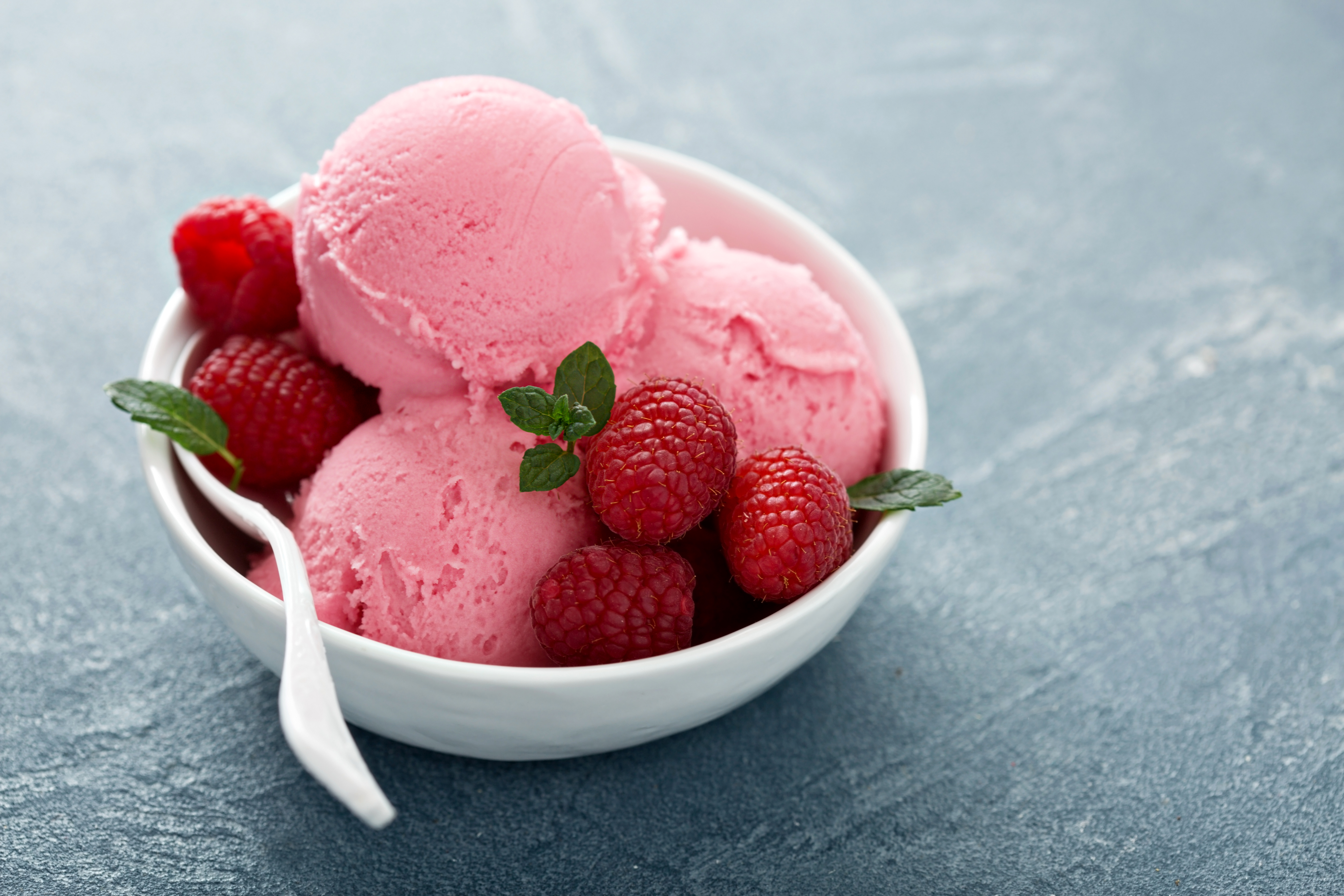 Мороженое фото красивое. Мороженое сорбет малина. Красивое мороженое. Мороженое розовый. Малиновое мороженое.