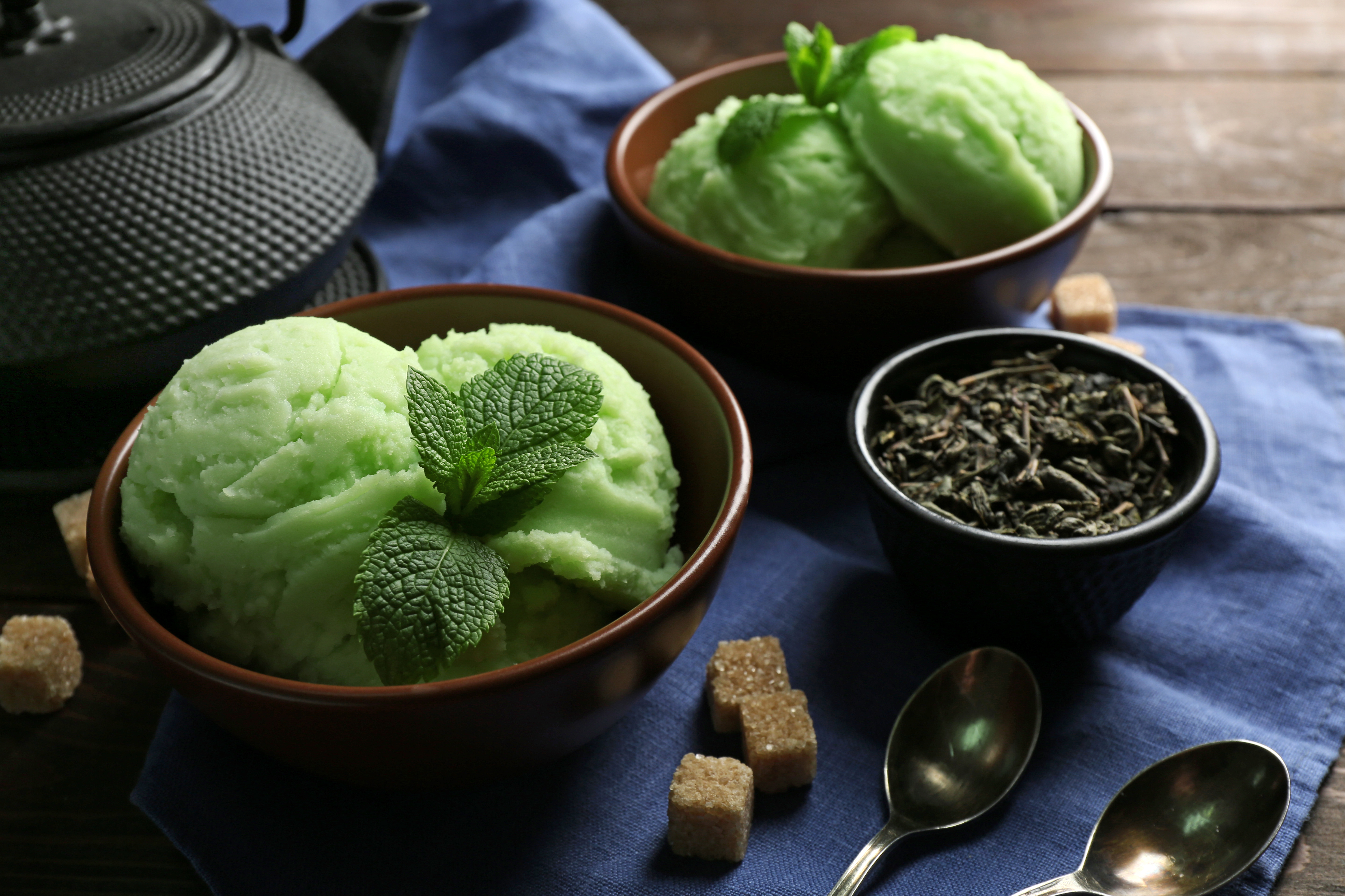 Тайфуну еда. Сладости зеленого цвета. Блюда из зеленого чая. Мороженое с зеленым чаем. Зеленый десерт.