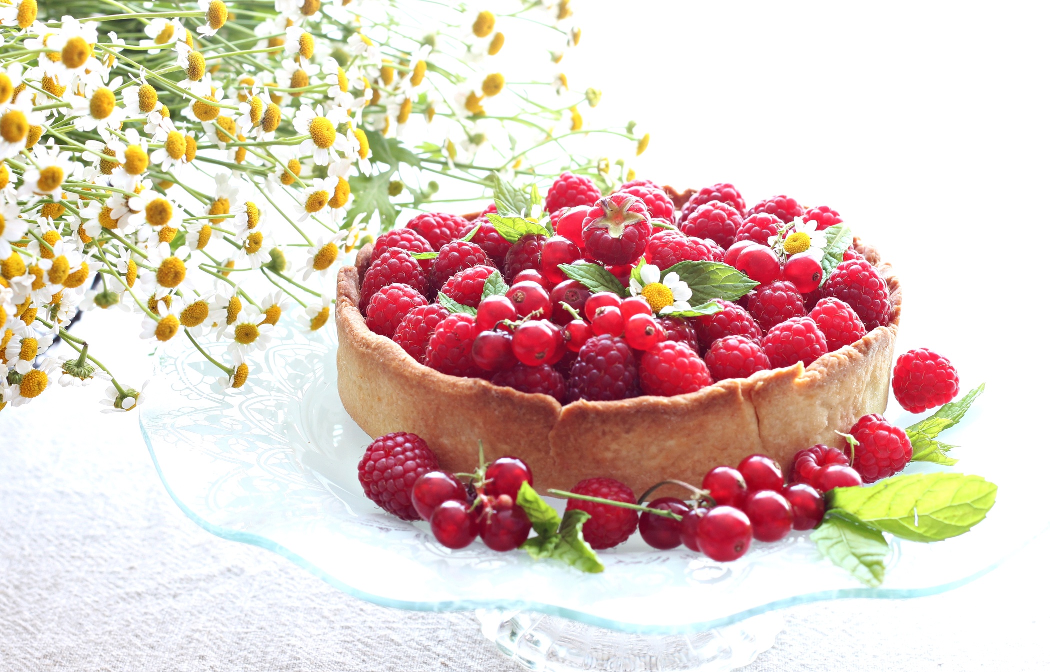 Пирог с ягодами малины и смородины на столе с ромашками - обои для .
