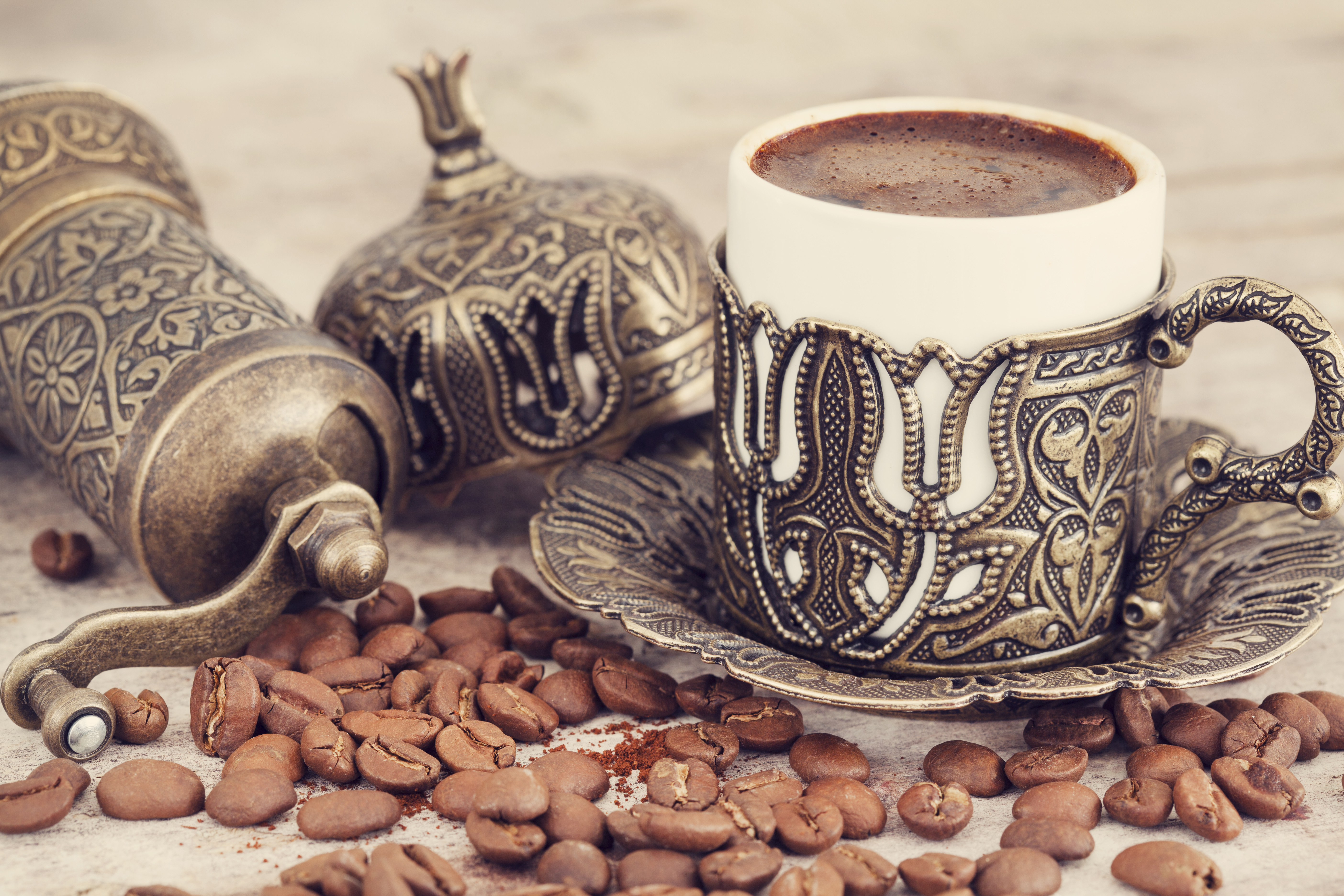 2017Food___Drinks_Delicious_coffee_in_a_beautiful_cup_with_coffee_beans_on_the_table_116802_.jpg