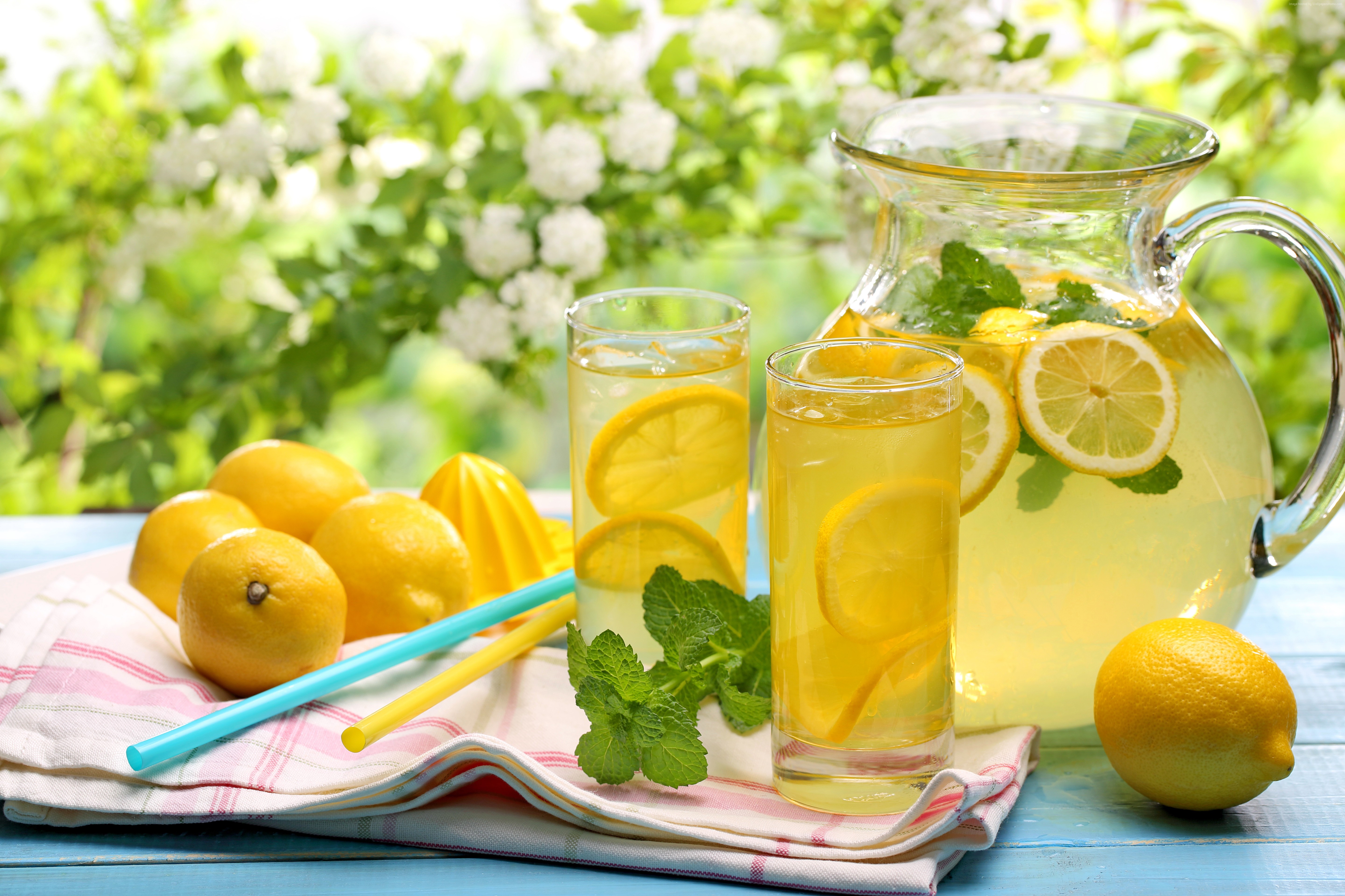 Сок на тощак. Lemon Fresh апельсин лимонад. Джус напиток лимонад. Лимонад лимон мята. Вода с лимоном.