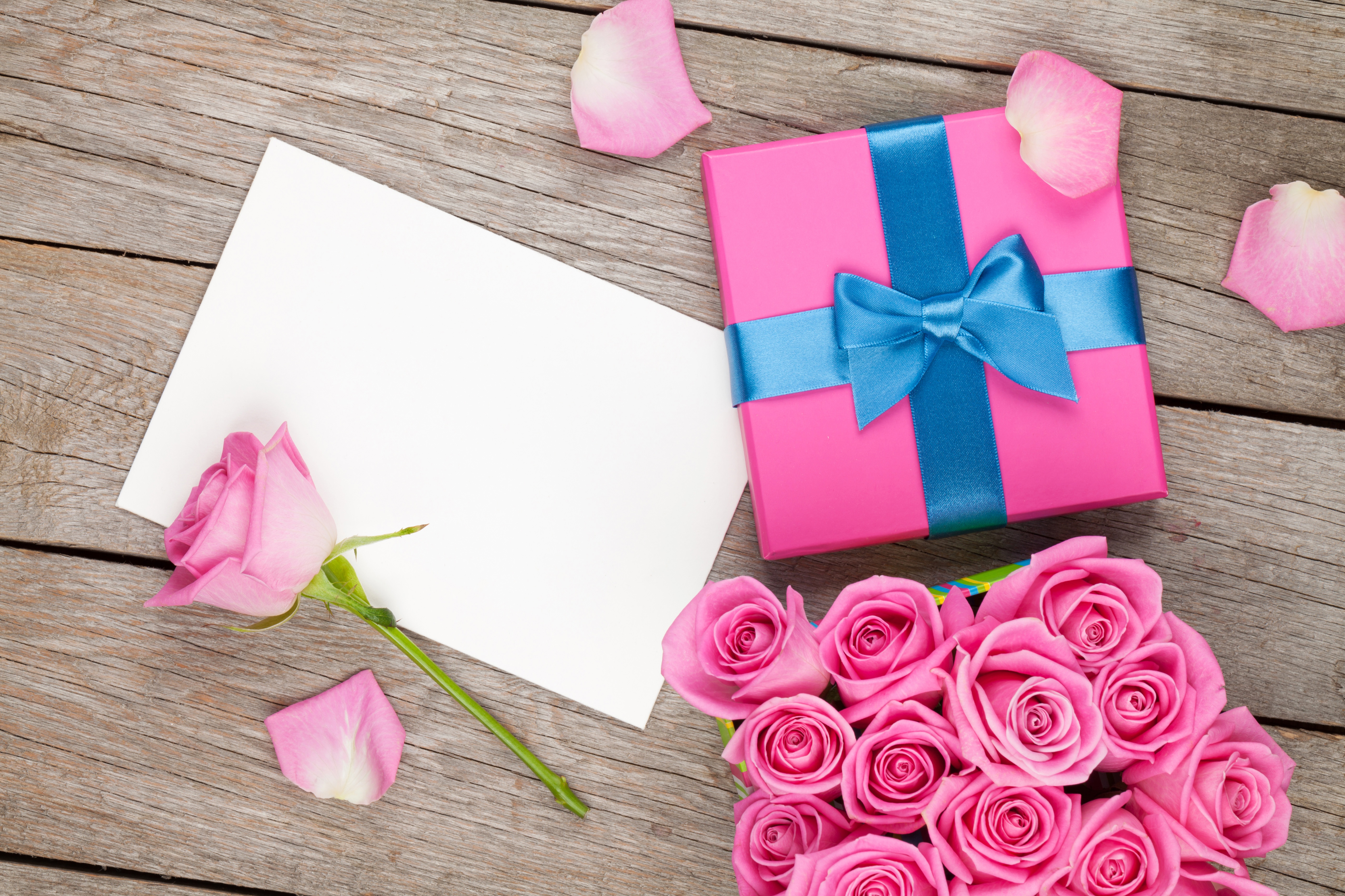 Zastaki.com - Коробка с подарком на столе с букетом розовых роз и листом бумаги