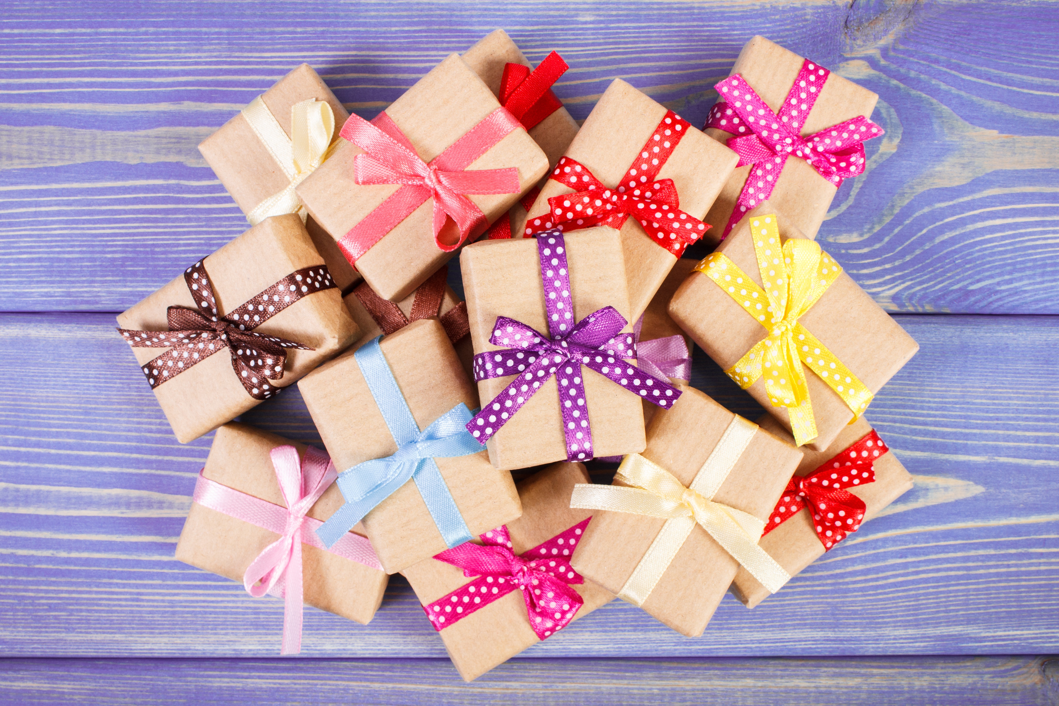 Zastaki.com - Подарочные коробки с разноцветными ленточками
