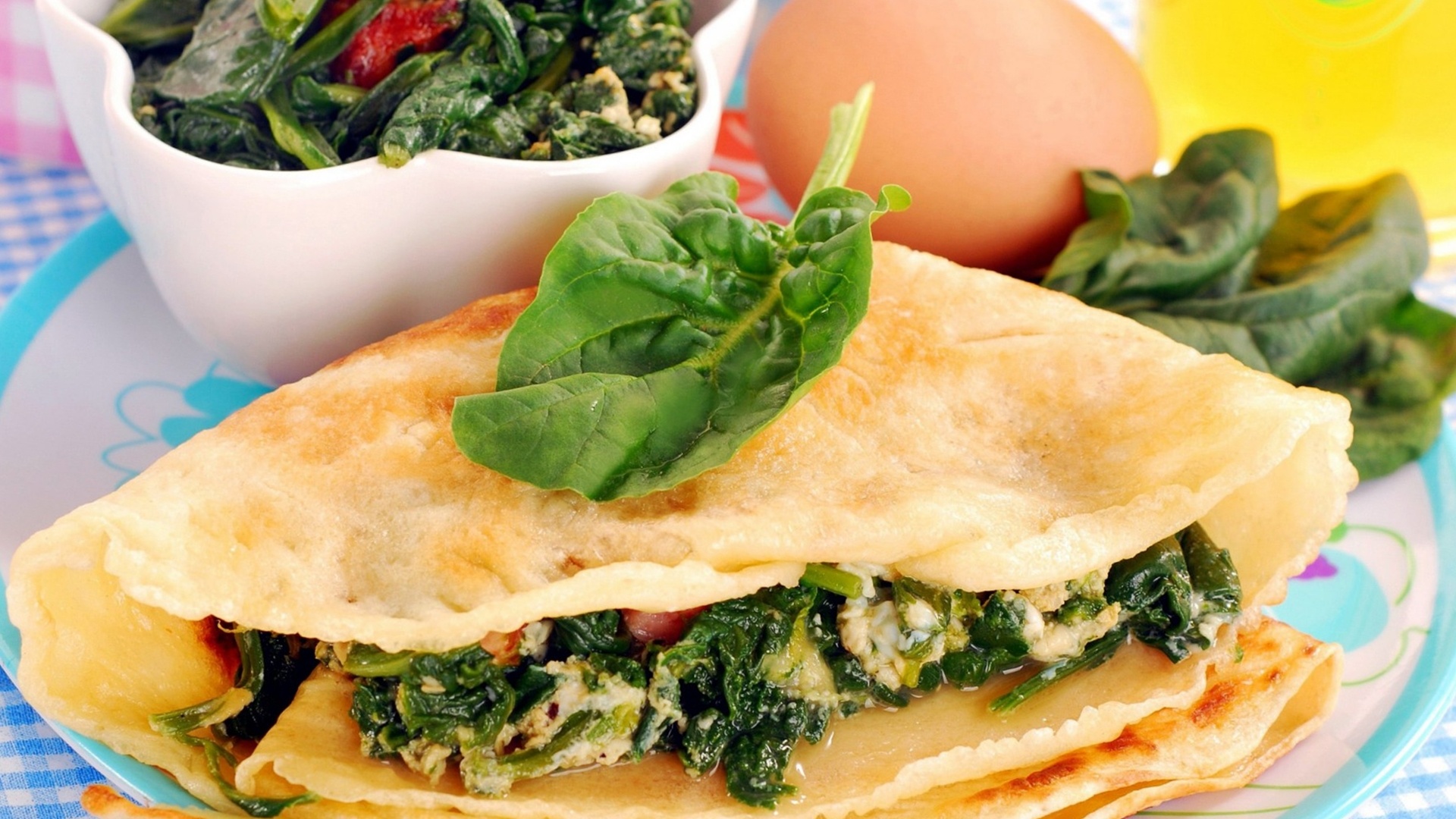 шпинатные блинчики. блины из шпината. шпинатные блины с красной рыбой. блинчики со шпинатом. блины со шпинатом.