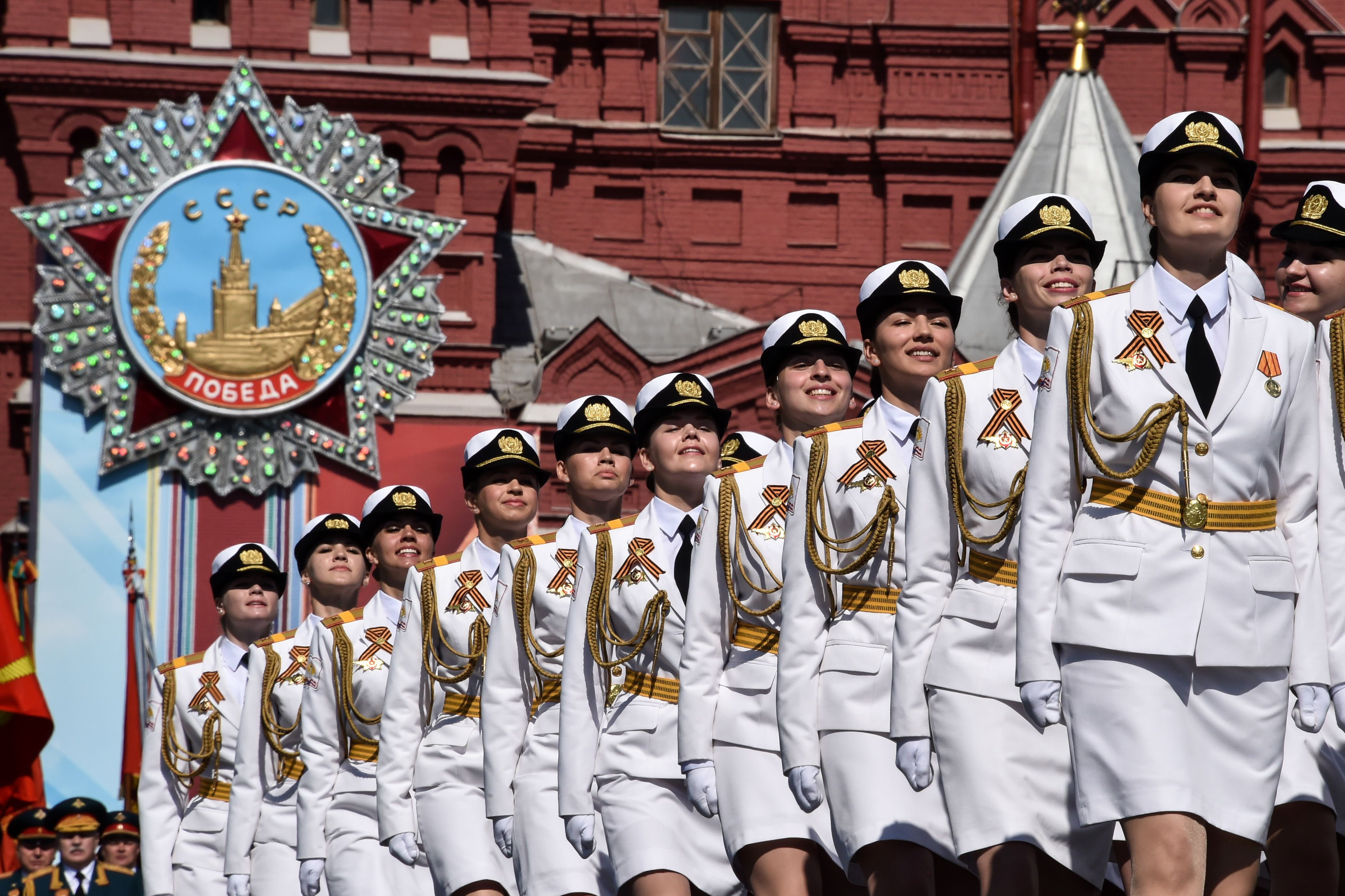 Красная парадная форма. Парадная форма на парад. Девушки военные на параде. Парад 9 мая. Девушки на параде Победы.