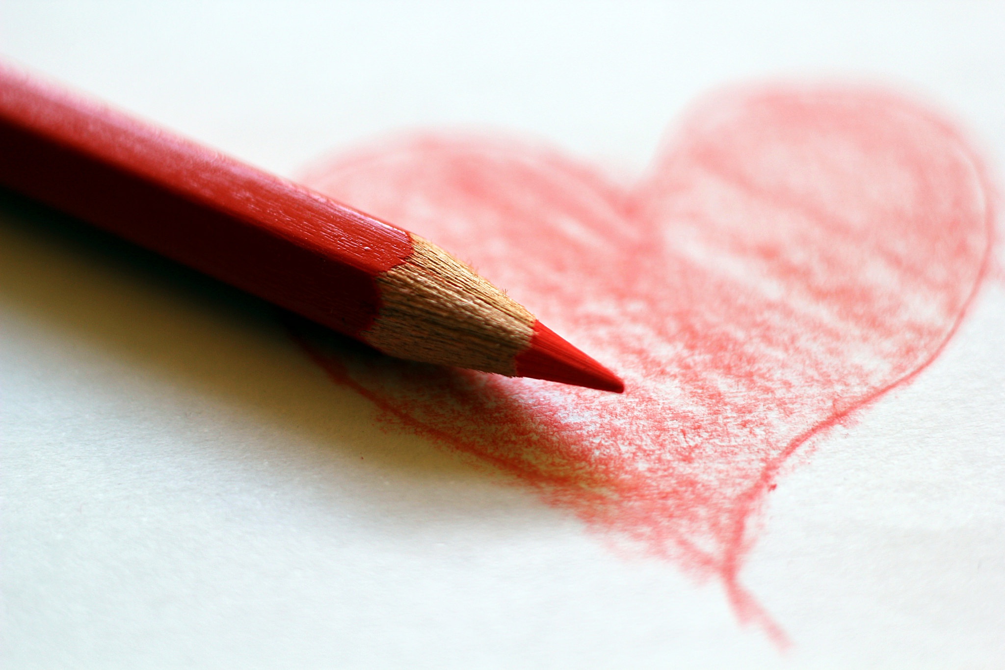 Pencil бесплатная. Красивые карандаши. Рисунки цветными карандашами. Цветной карандаш красный. Сердечко цветным карандашом.