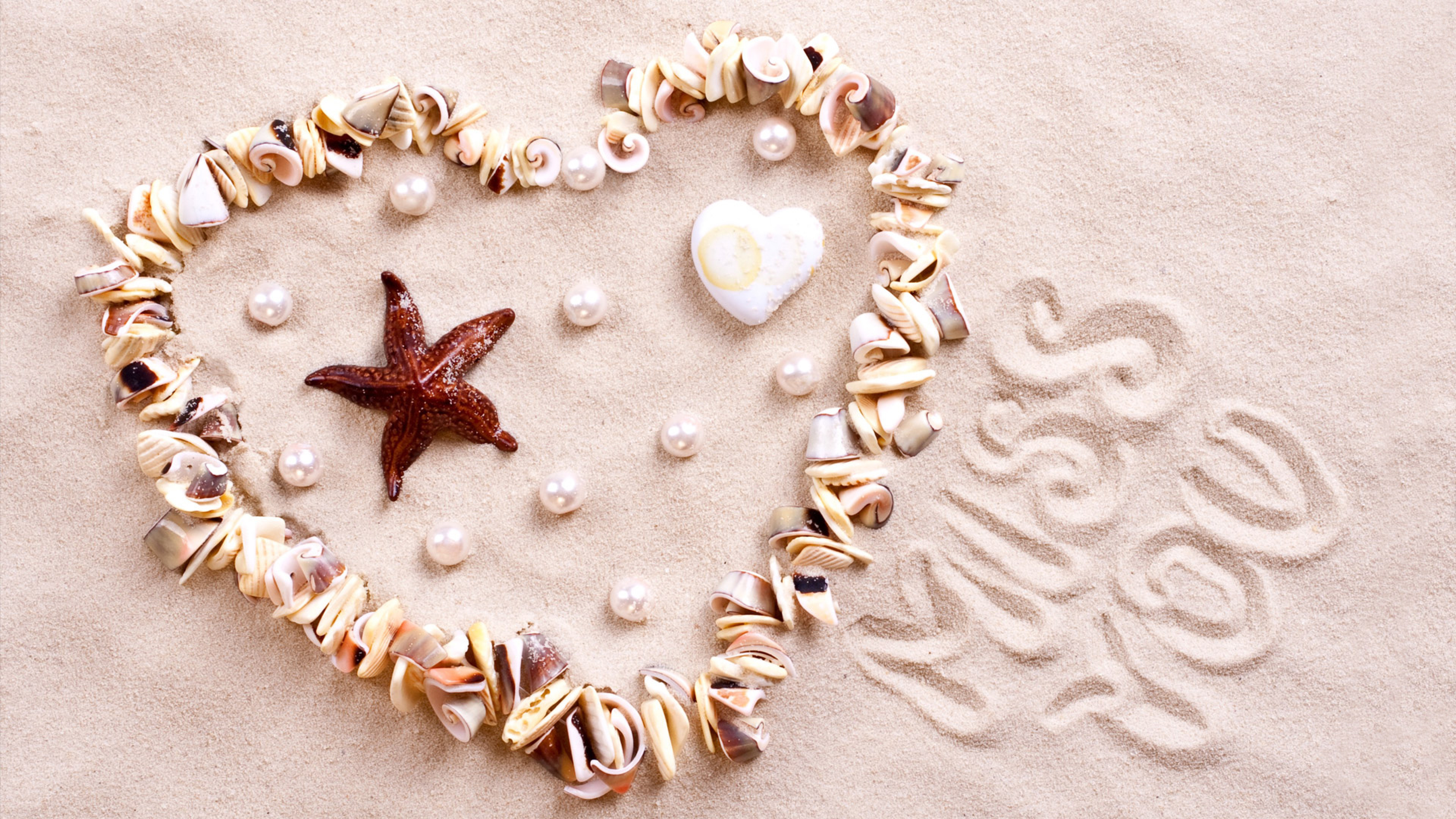 Слово перламутровые. Сердечко на песке. Сердце из ракушек. Ракушки морские на песке. Сердце из ракушек на песке.