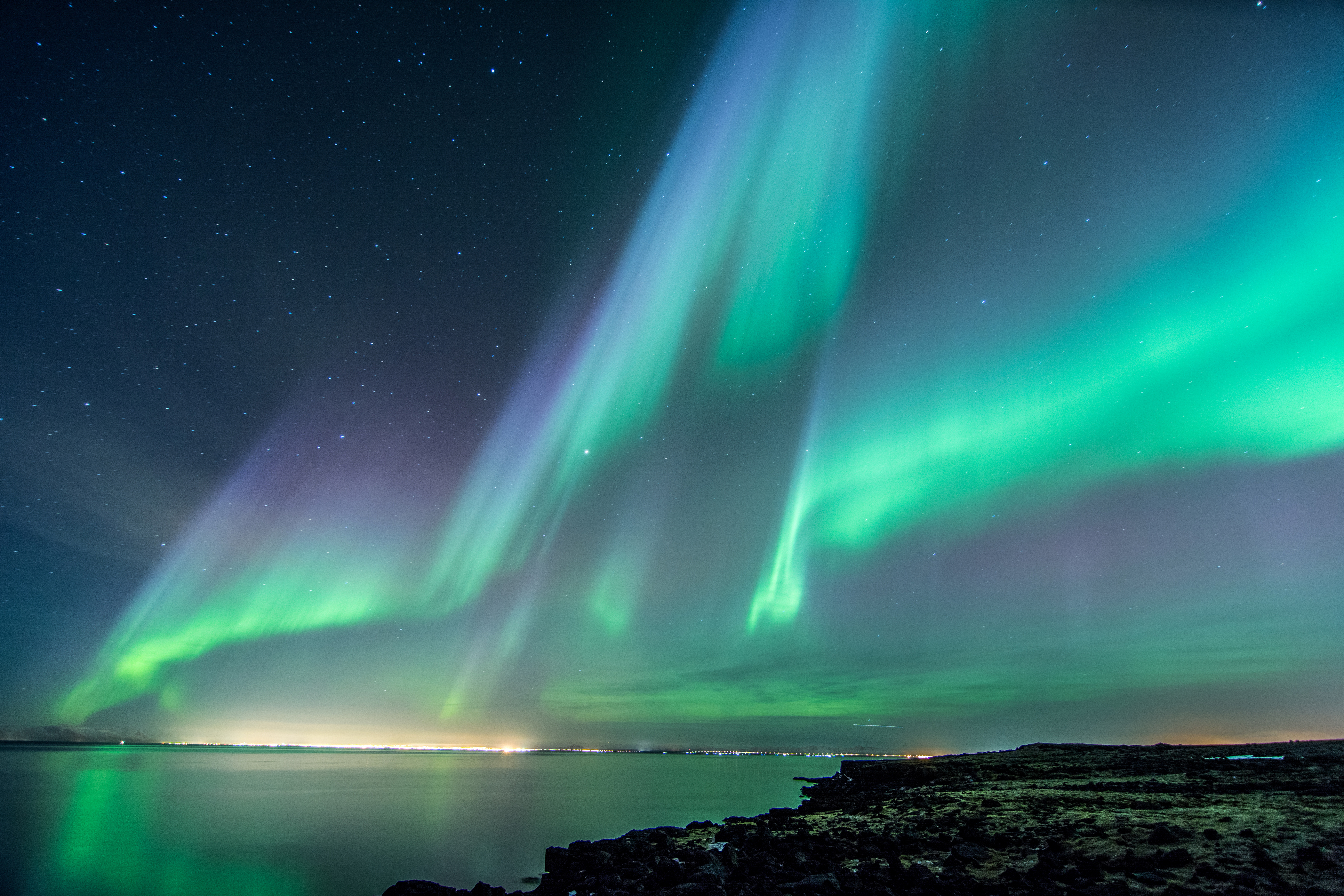 Какое бывает сияние. Aurora Borealis Северное сияние. Териберка Северное сияние. Лучистое полярное сияние.