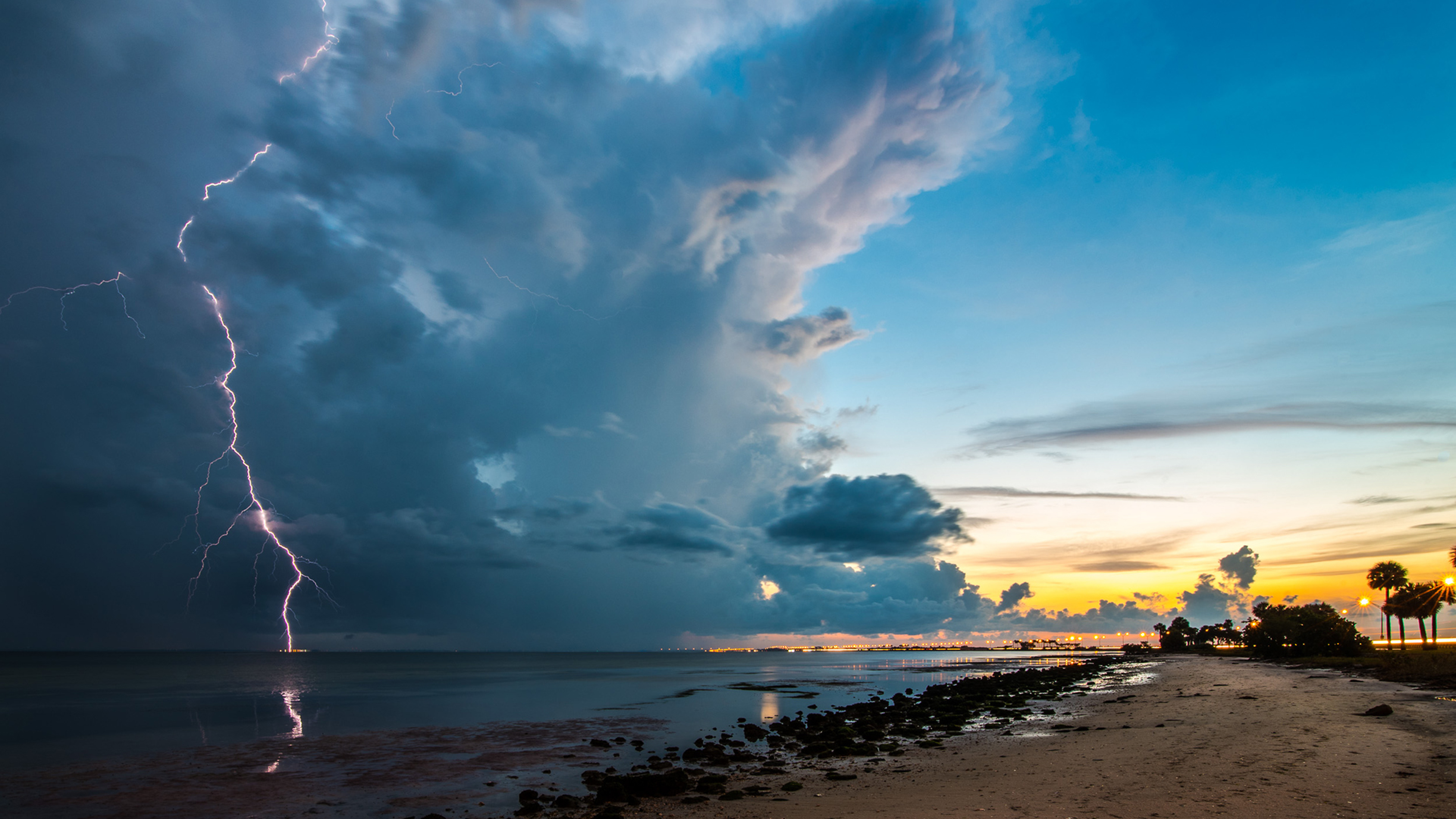 Далекий шторм. Маяк Маракайбо или молнии Кататумбо. Тучи над морем. Гроза на море. Грозовое небо на море.