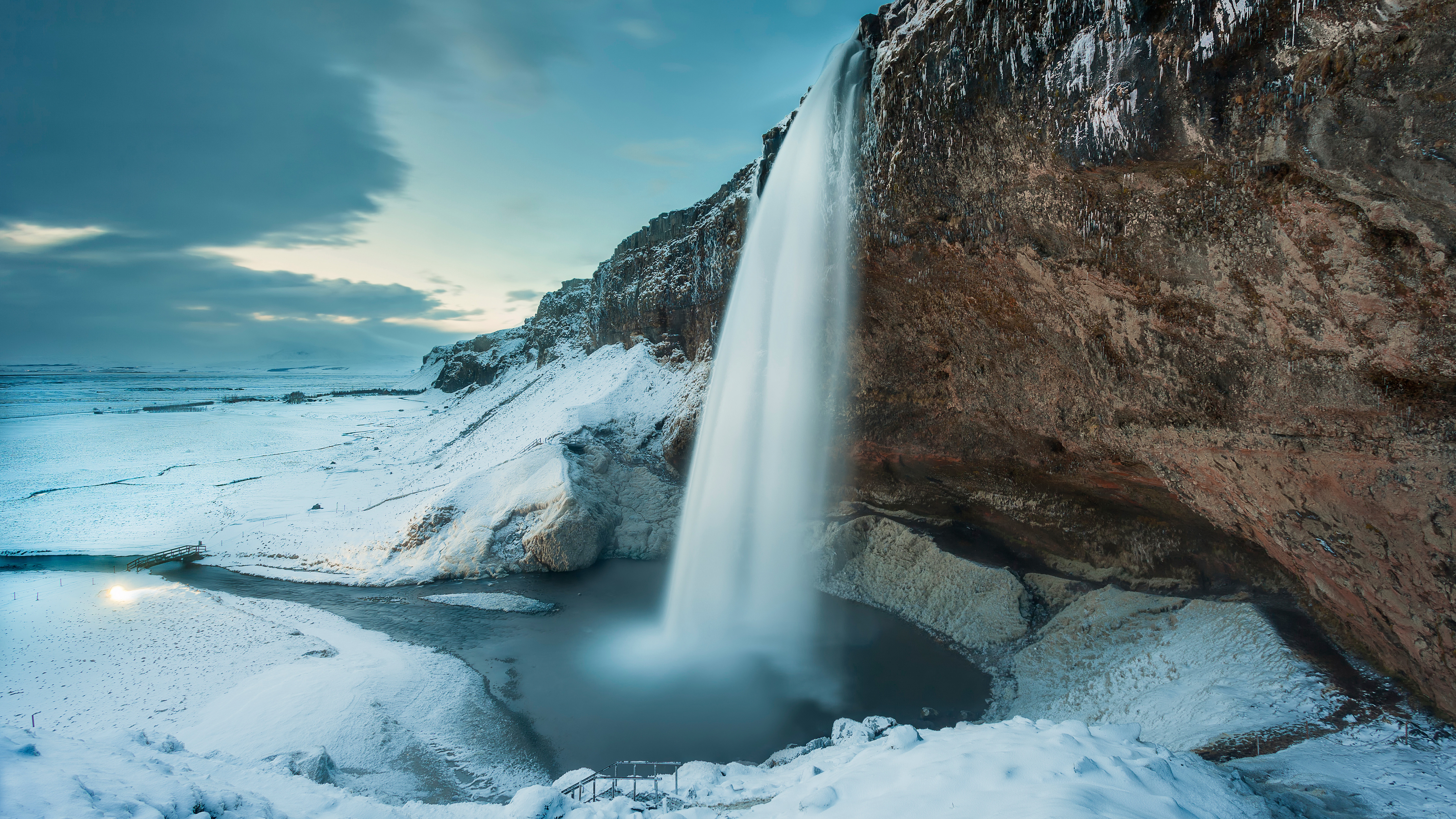 Красиве видео. Водопад Сельяландсфосс Исландия. Водопад Сельяландсфосс Исландия зимой. Исландия Атлантический океан. Замерзший водопад Abiqua, Орегон США.