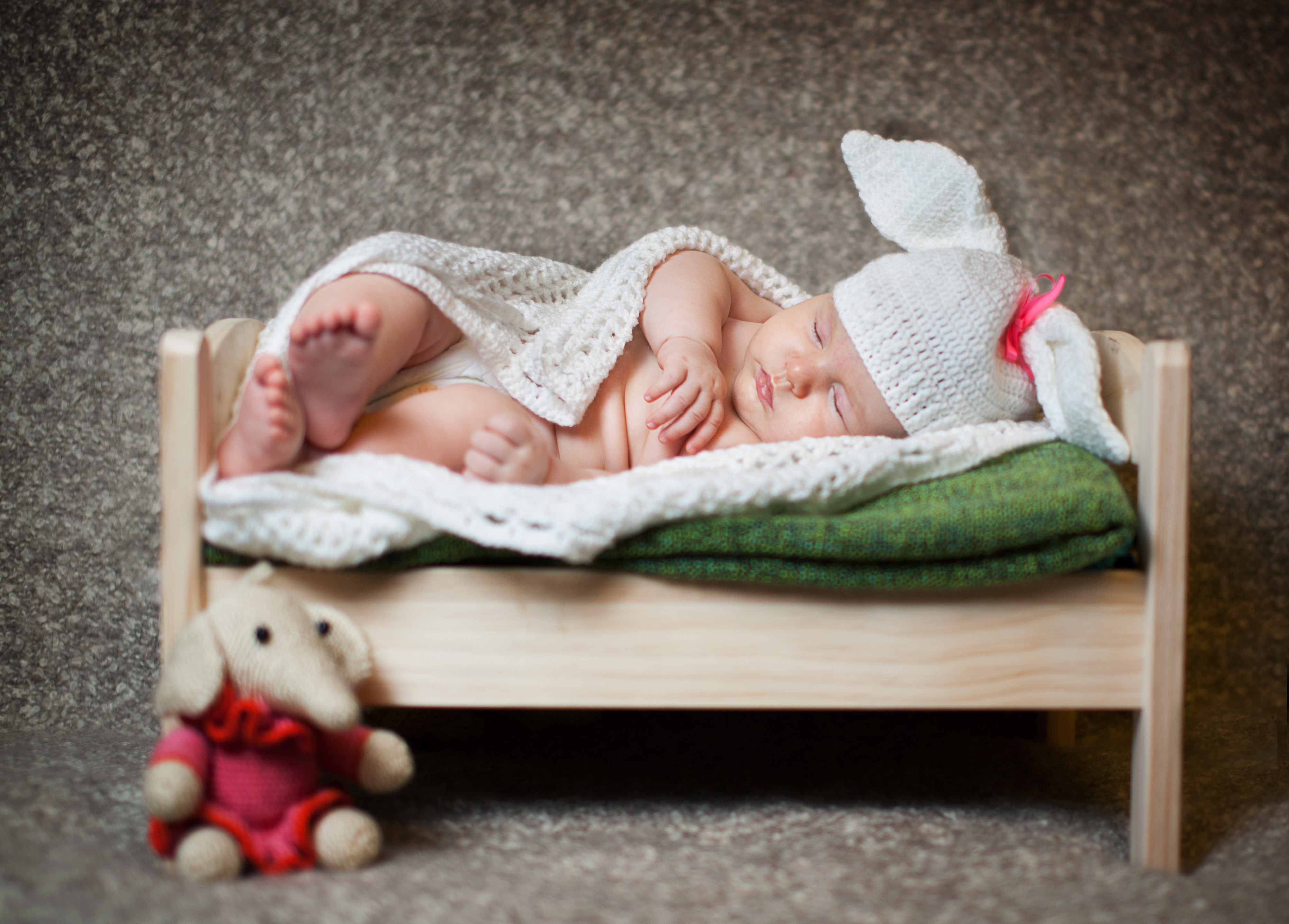 Спать игрушки одеяло. Спящие малыши. Фотосессия новорожденных. Спящий младенец.