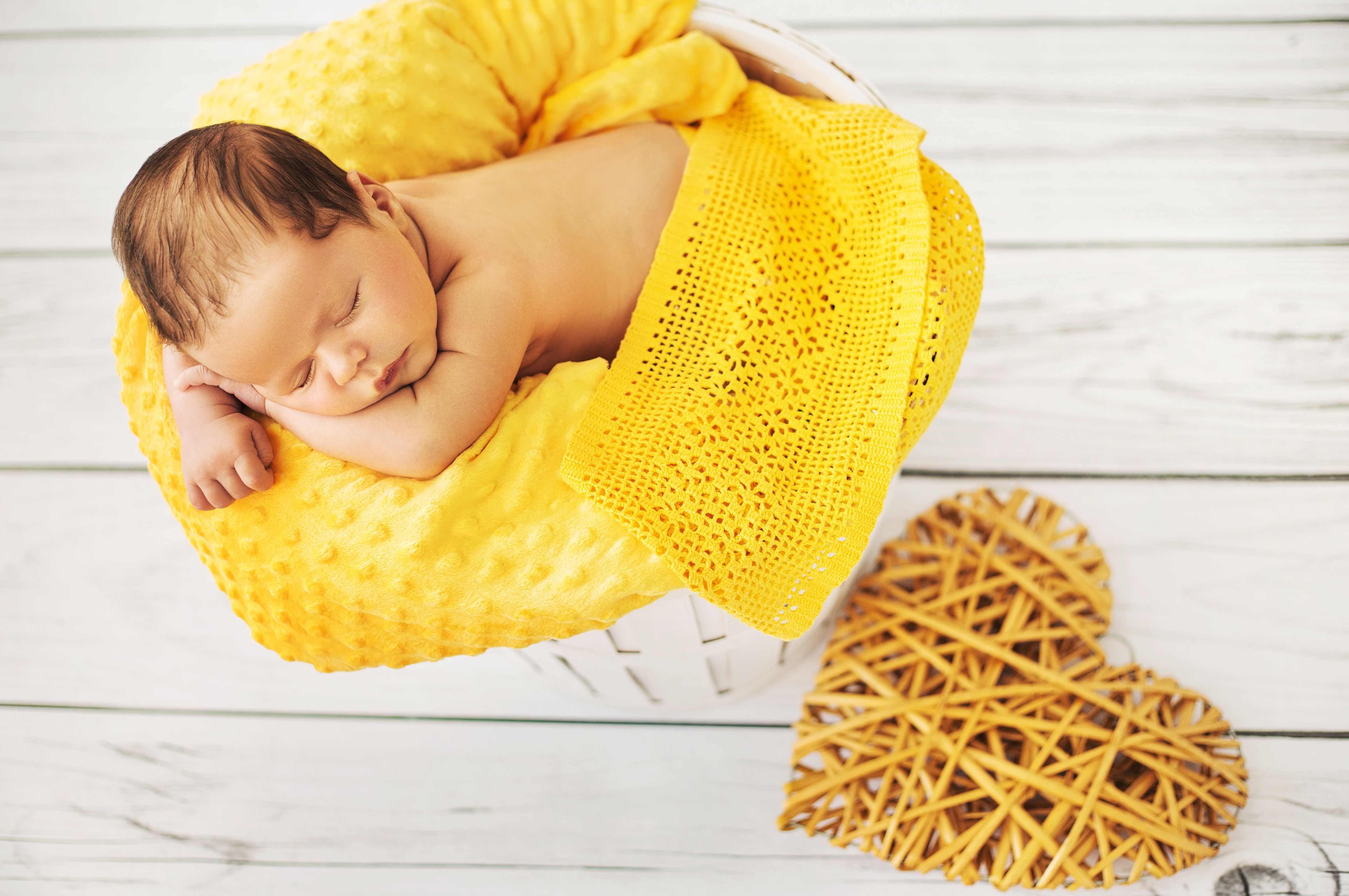 Прохожу младенца в желтом. Малыш желтый. Младенец в желтом. Фотосессия новорожденных в желтом. Младенец на желтом фоне.