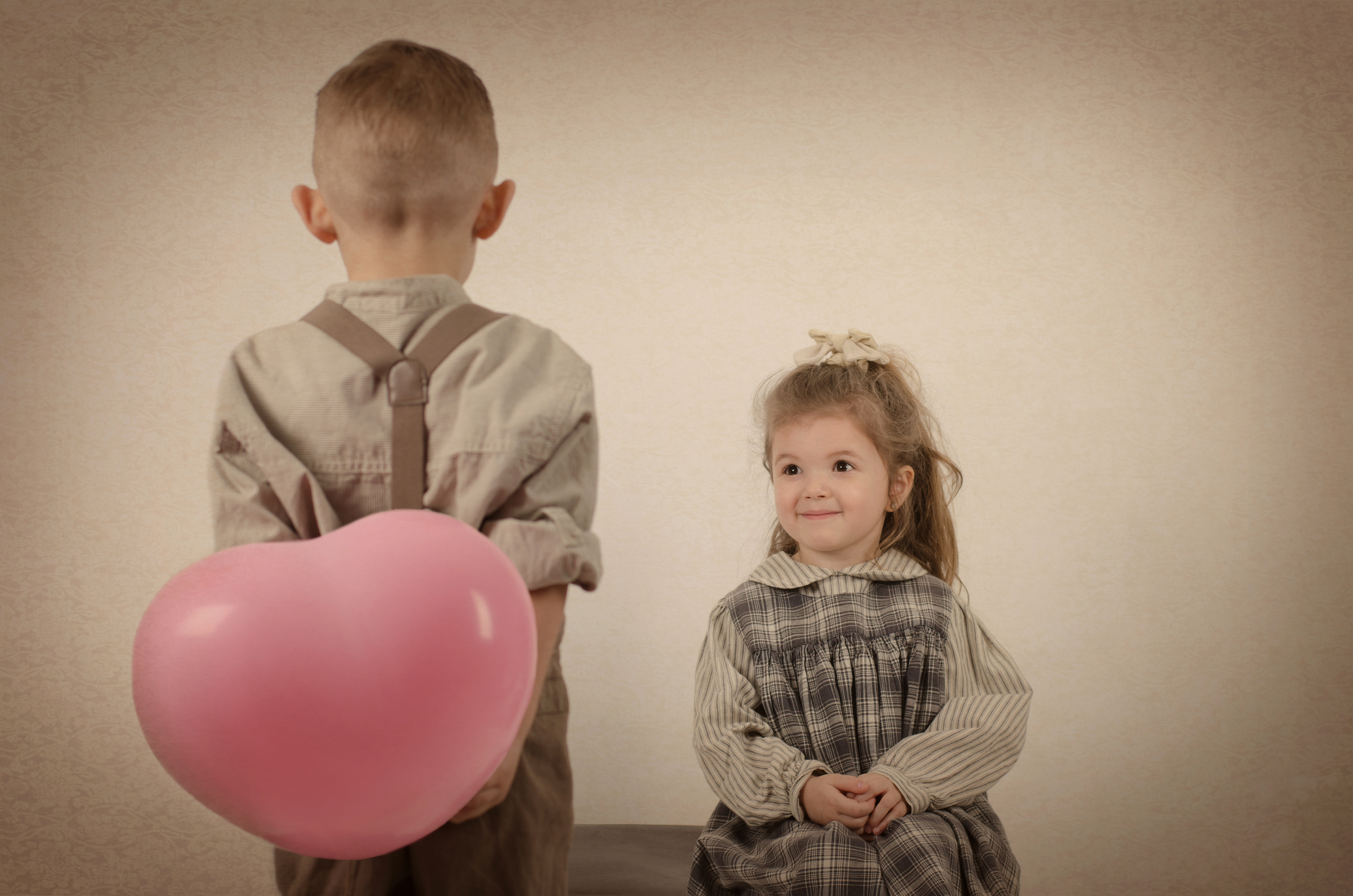 Мальчик с большим шаром. Дети с воздушными шарами. Ребенок дарит шарик. Дети с воздушными шариками. Мальчик девочке дарит шары.