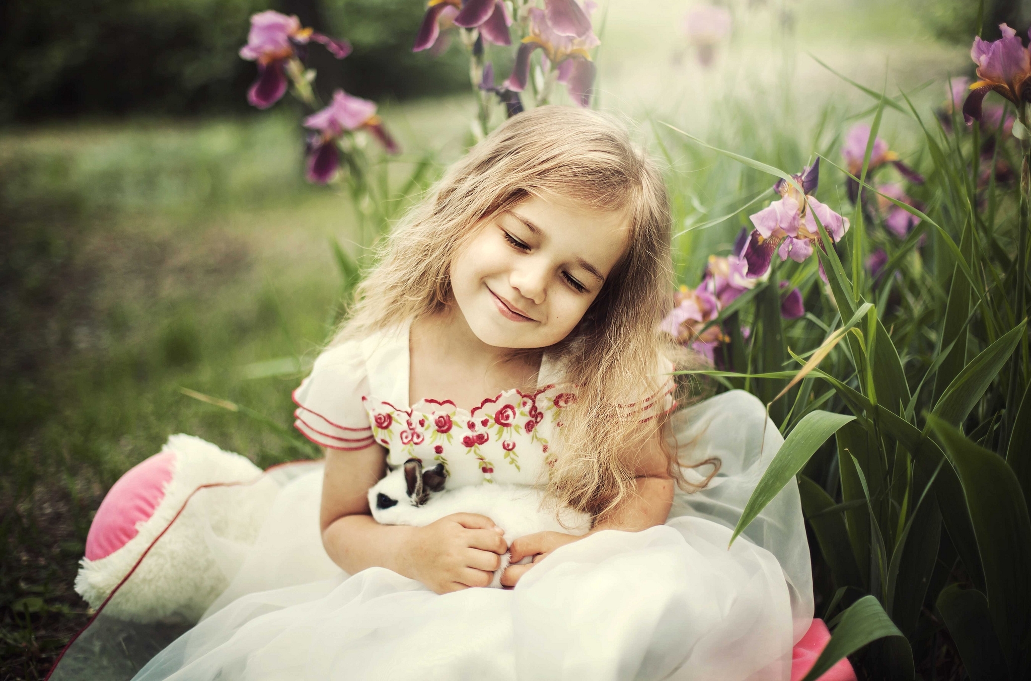Я люблю маленьких девочек. Дети с цветами. Девочка с цветами. Красивые детки. Милые девочки.