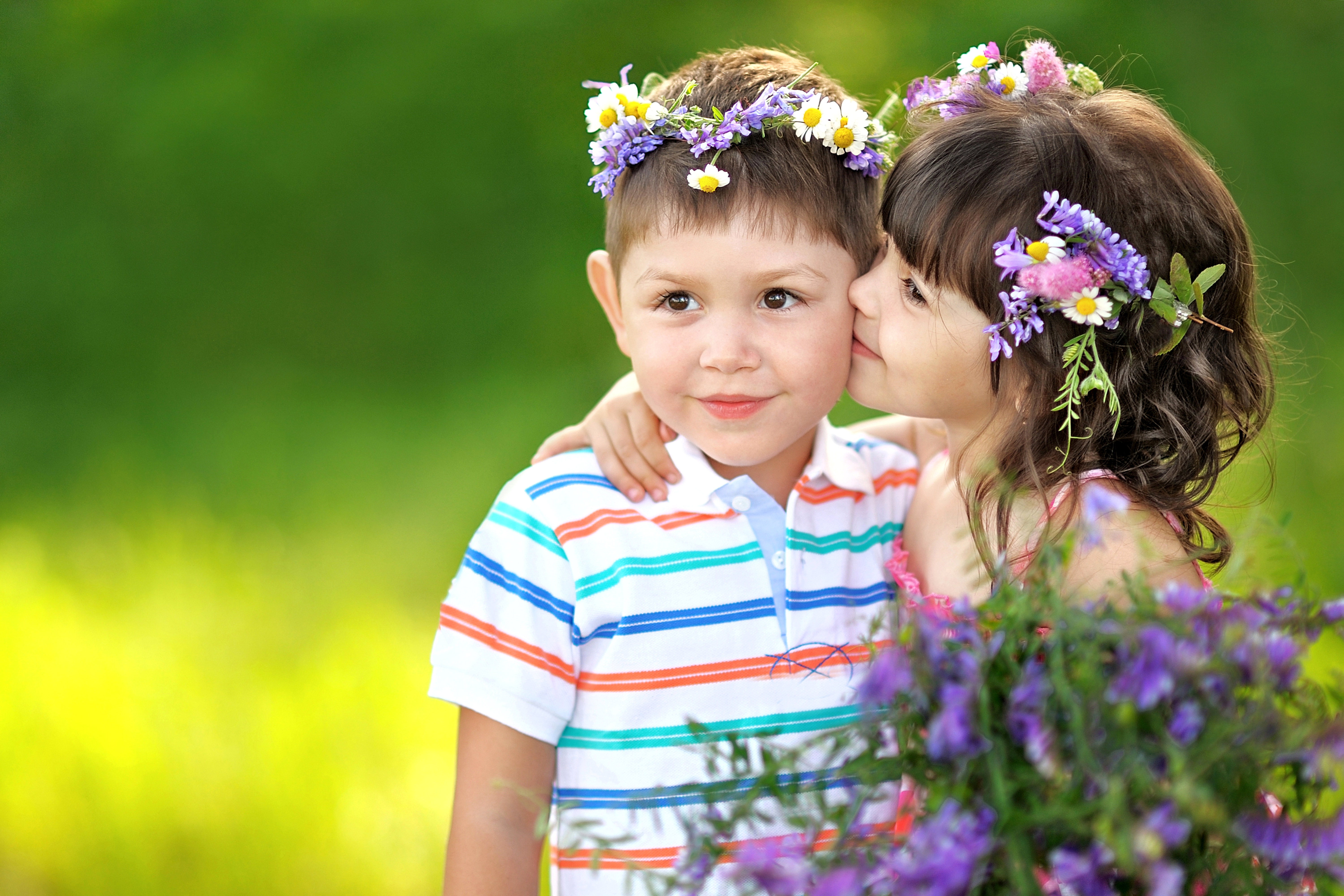 Поздравить с праздником сестренка. Дева мальчик. Счастливый ребенок. Мальчик и девочка с цветами.