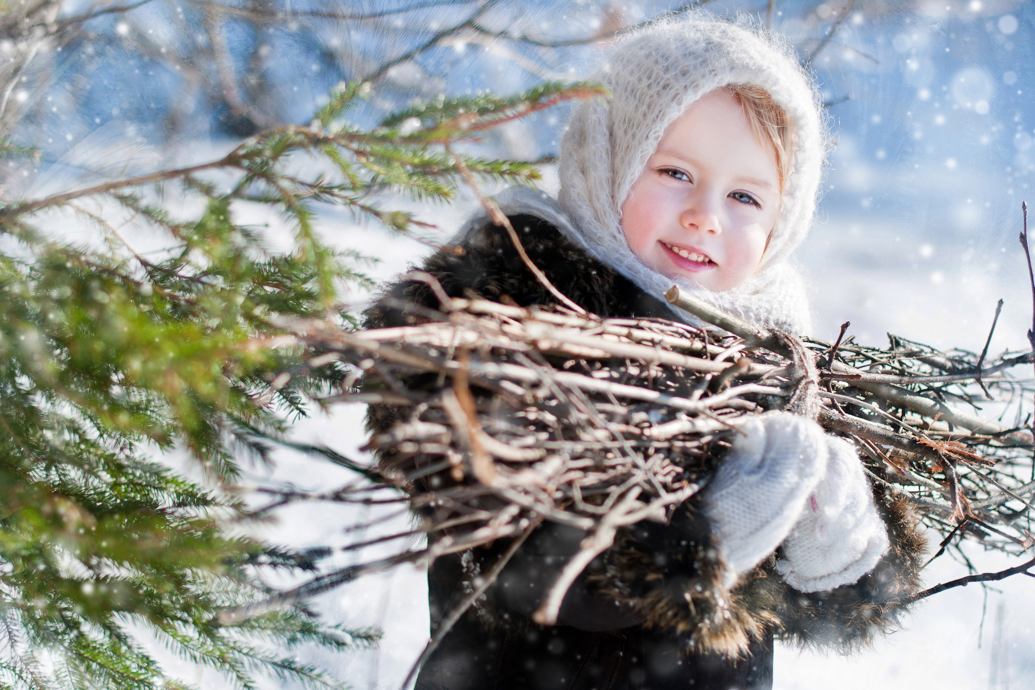 Маленькой девочке холодно. Детская зимняя фотосессия. Зимняя фотосессия с ребенком. Зимняя фотосессия в лесу. Детская фотосессия в зимнем лесу.