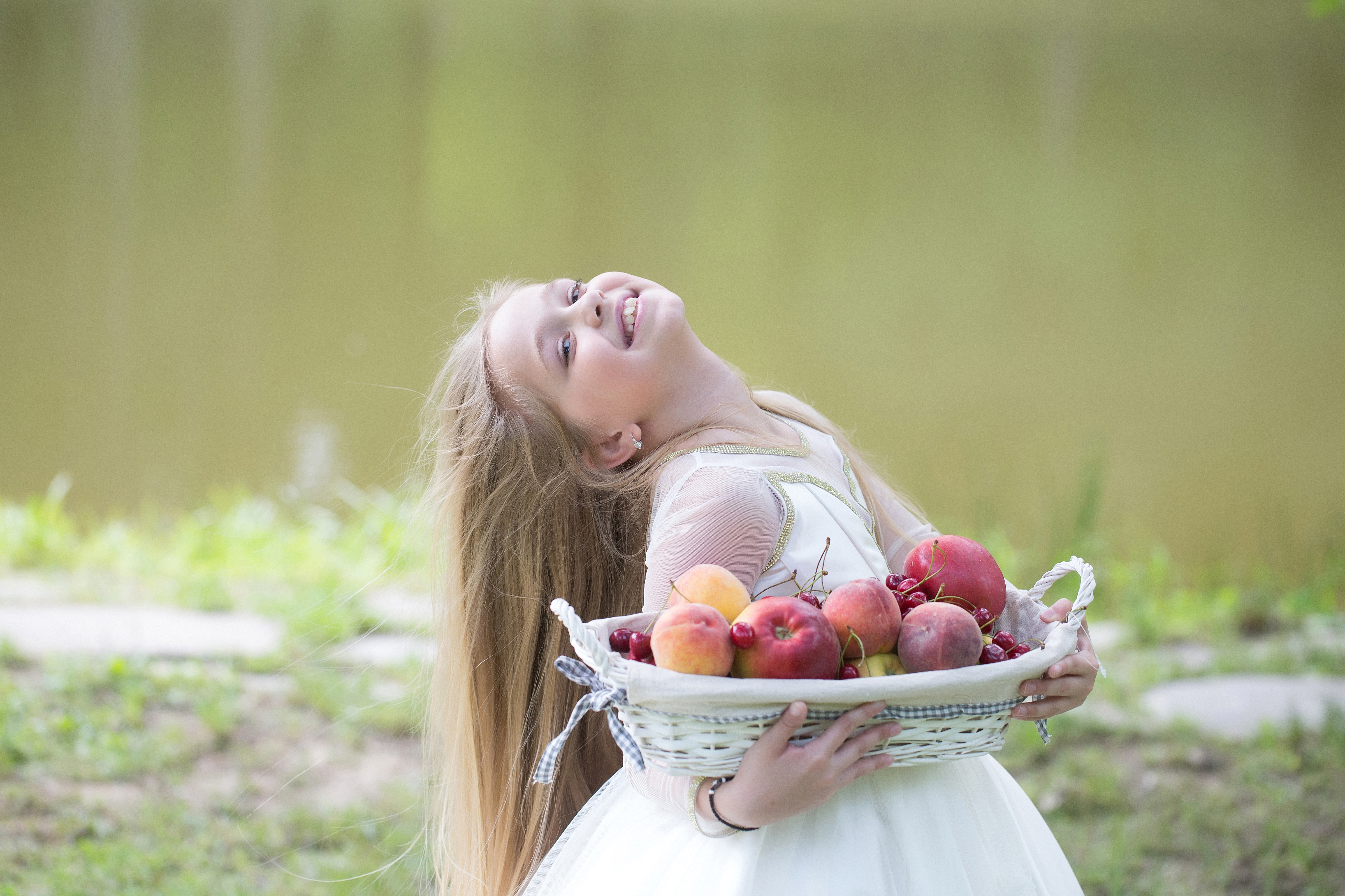 Фруктовая девочка. Фотосессия с фруктами. Красивая девушка с яблоком. Девушка с корзинкой яблок. Фотосессия с корзинкой.