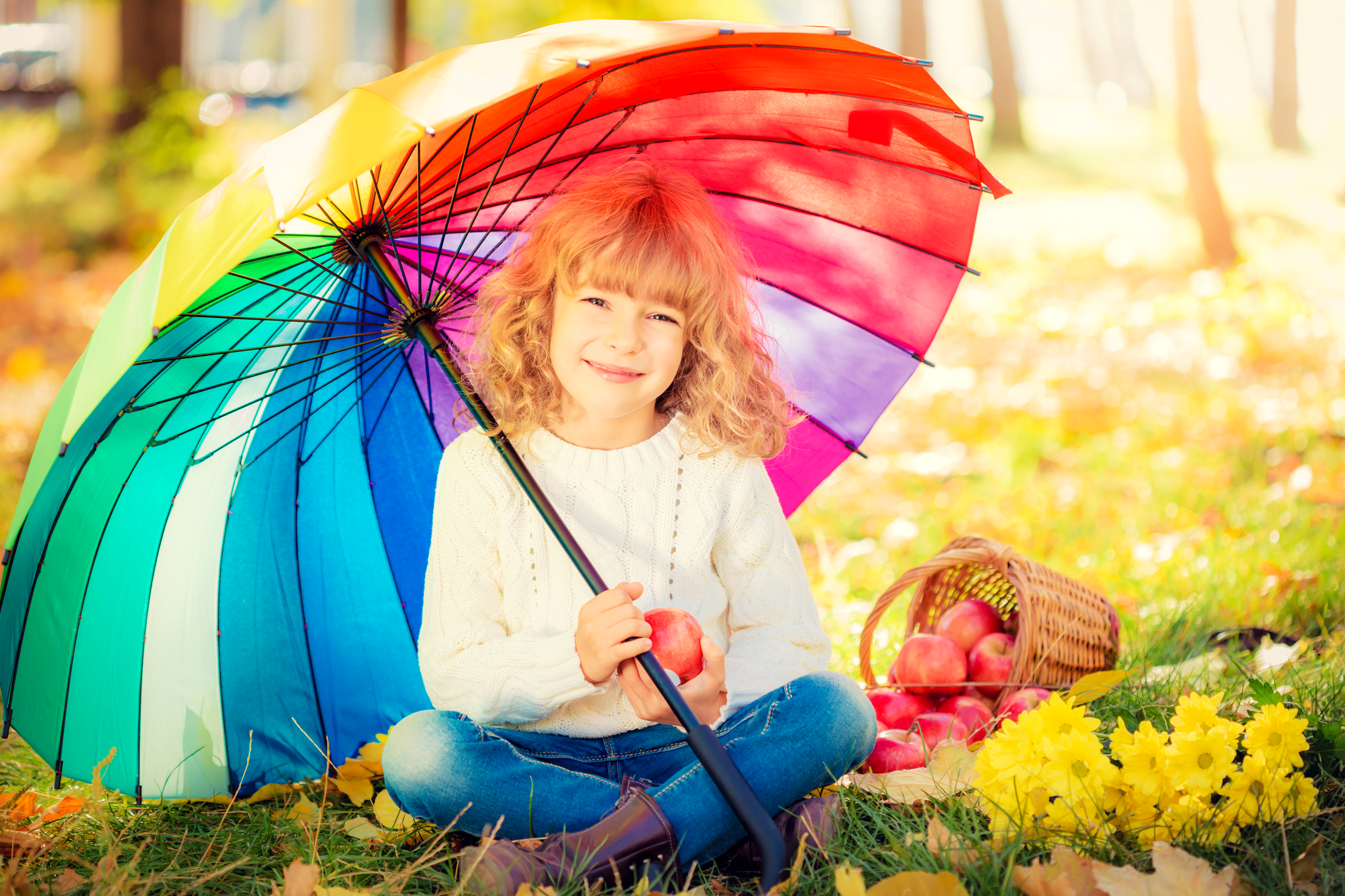 Осень позитивные картинки. Зонтик для детей. Дети с зонтиками осенью. Ребенок с зонтом. Девочка с зонтом.