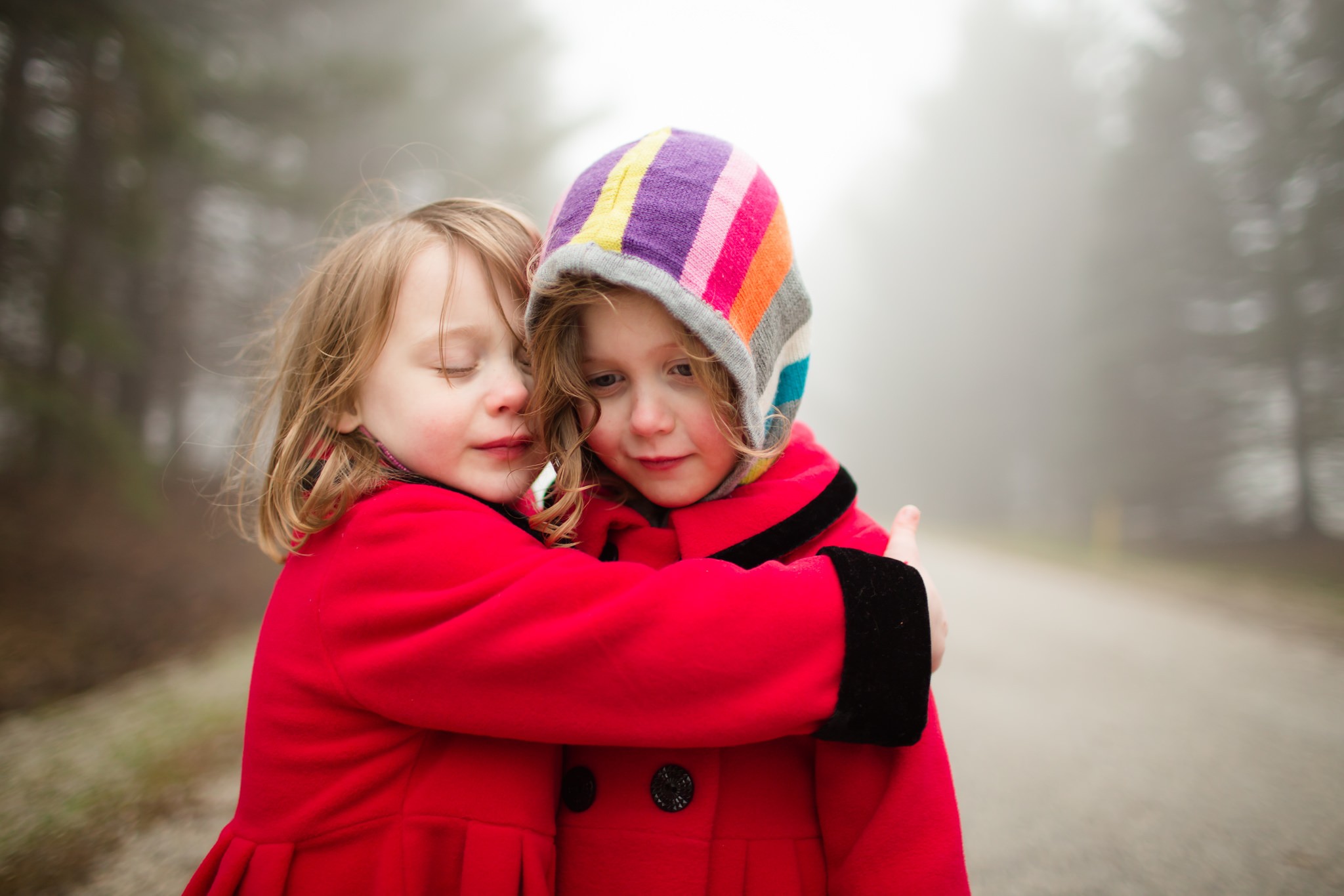 Ребенок. Общение мальчика и девочки. Подруги обнимаются. Я друг ее у нее ребенок. Мальчик и девочка любовь.