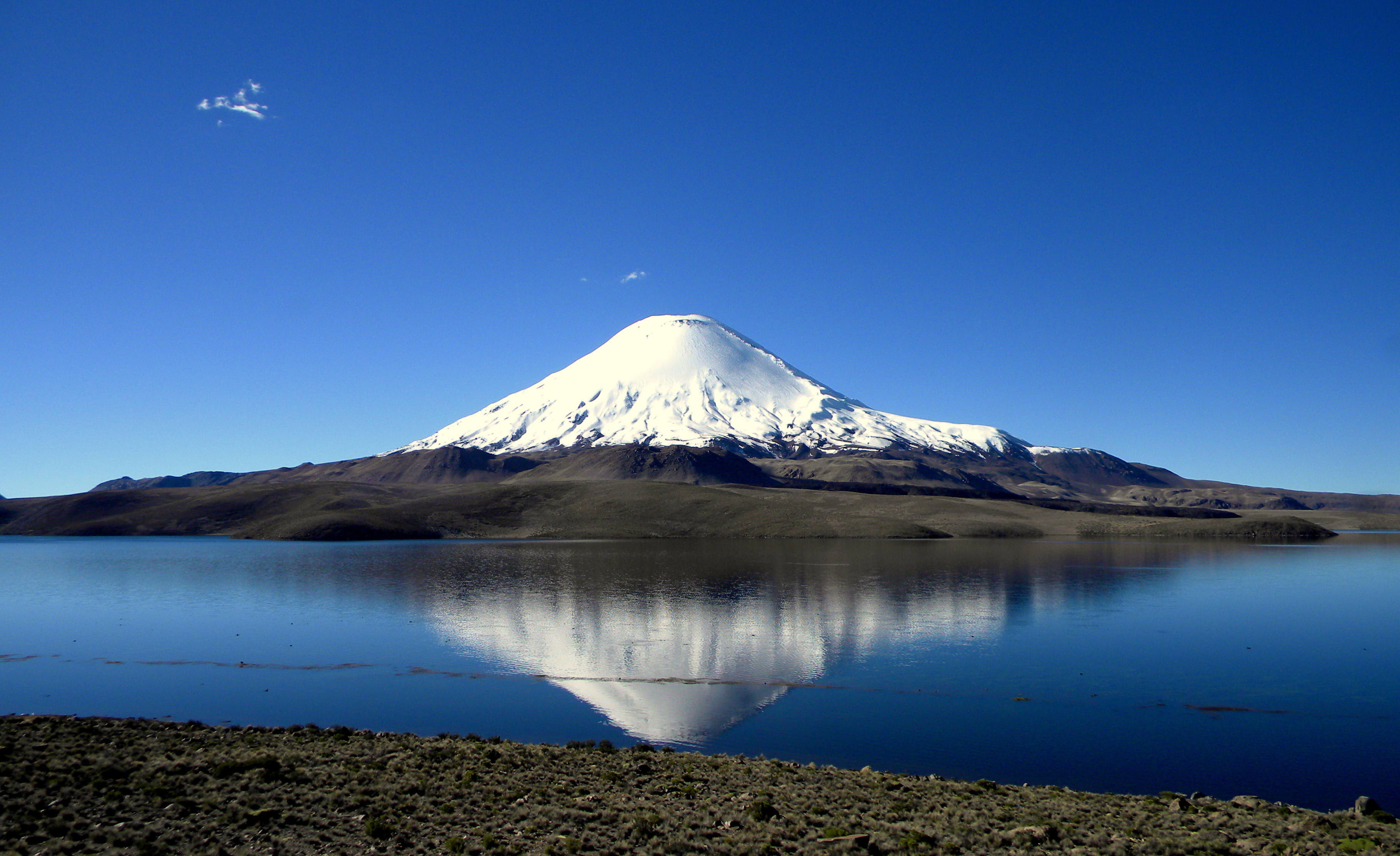 Памятники природы чили. Озеро чунгара в Чили. Парк Лаука Чили чунгара. Вулкан Майпо Чили. Сахама вулкан.