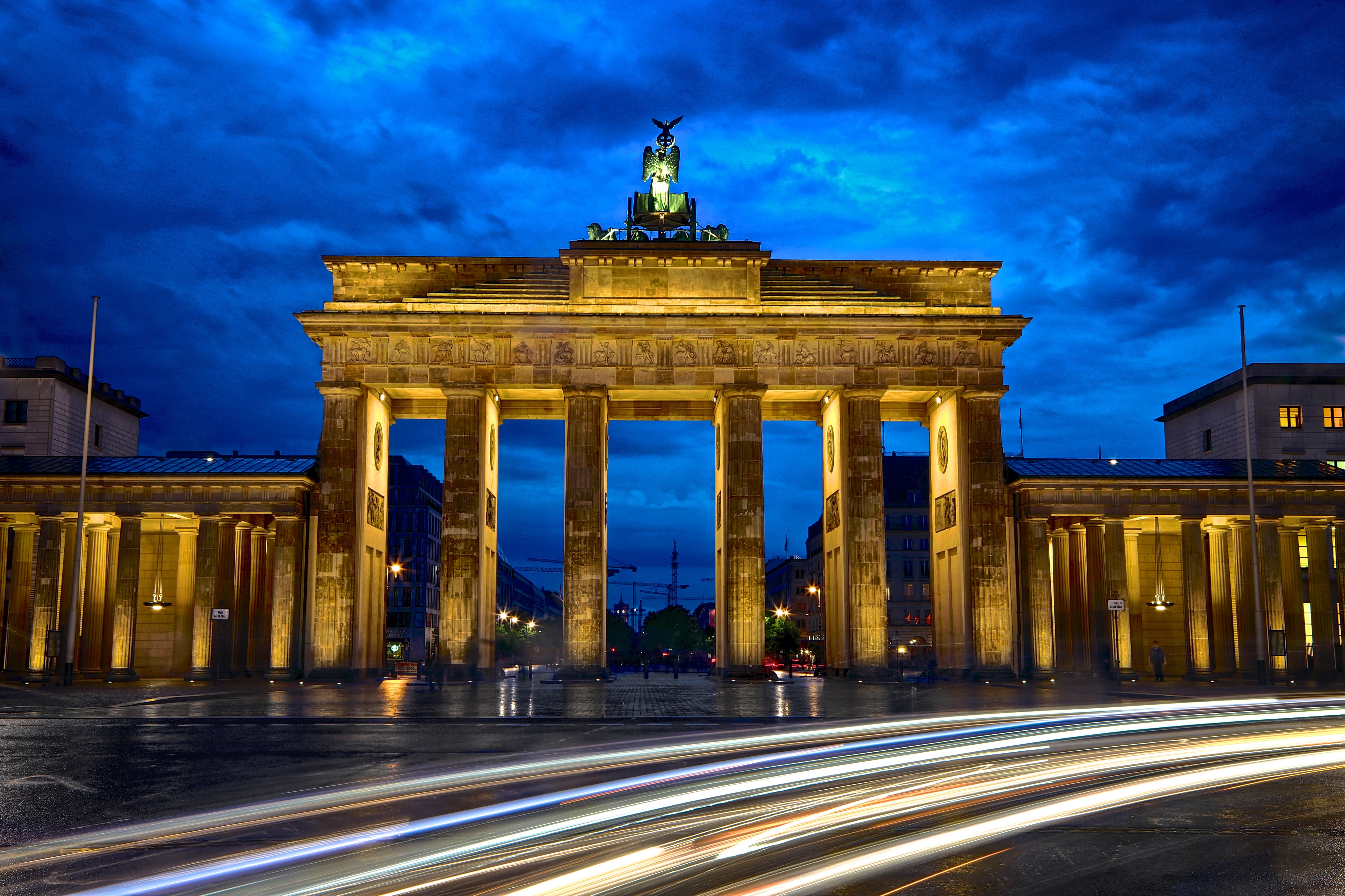 Как называются города германии. Бранденбургские ворота в Берлине. Арка Бранденбургских ворот Берлин. Достопримечательности Берлина Бранденбургские ворота. Символ Берлина Бранденбургские ворота.