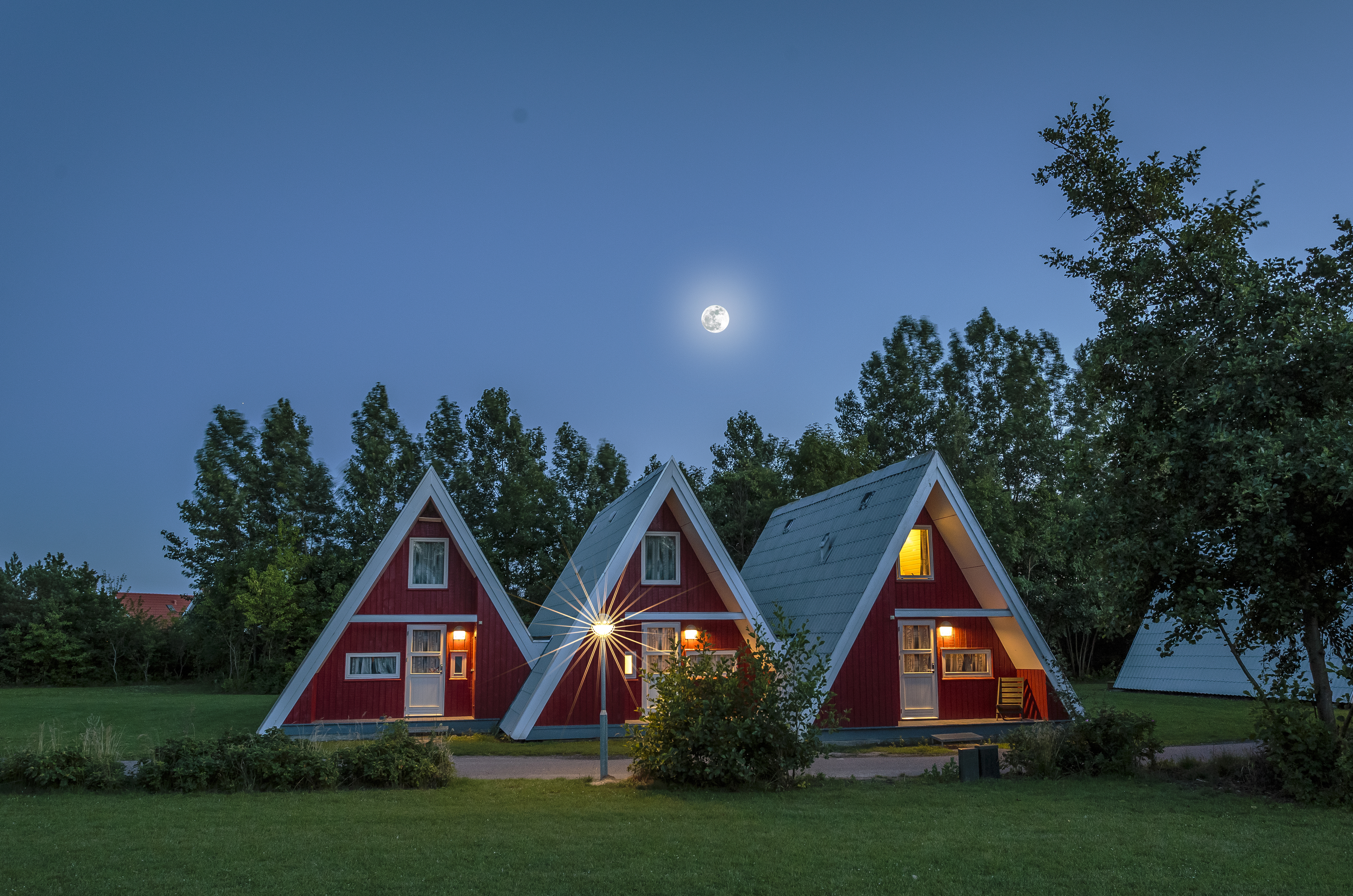 Zastaki.com - Необычные треугольные дома под ночным небом, Германия