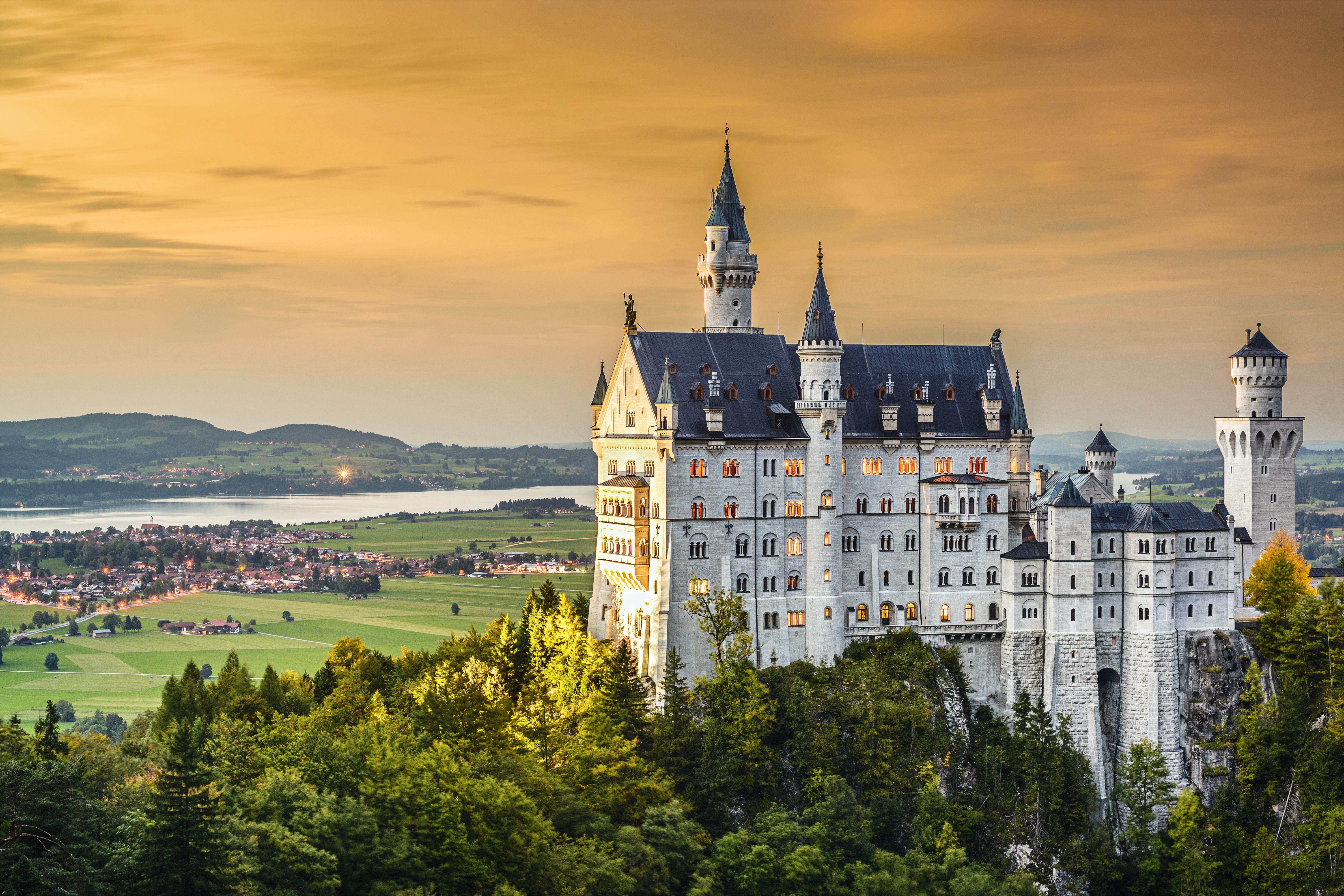 Bavaria germany. Замок Нойшванштайн. Замок Людвига 2 Нойшванштайн. Людвиг баварский Нойшванштайн. Замок Нойшванштайн Дисней.