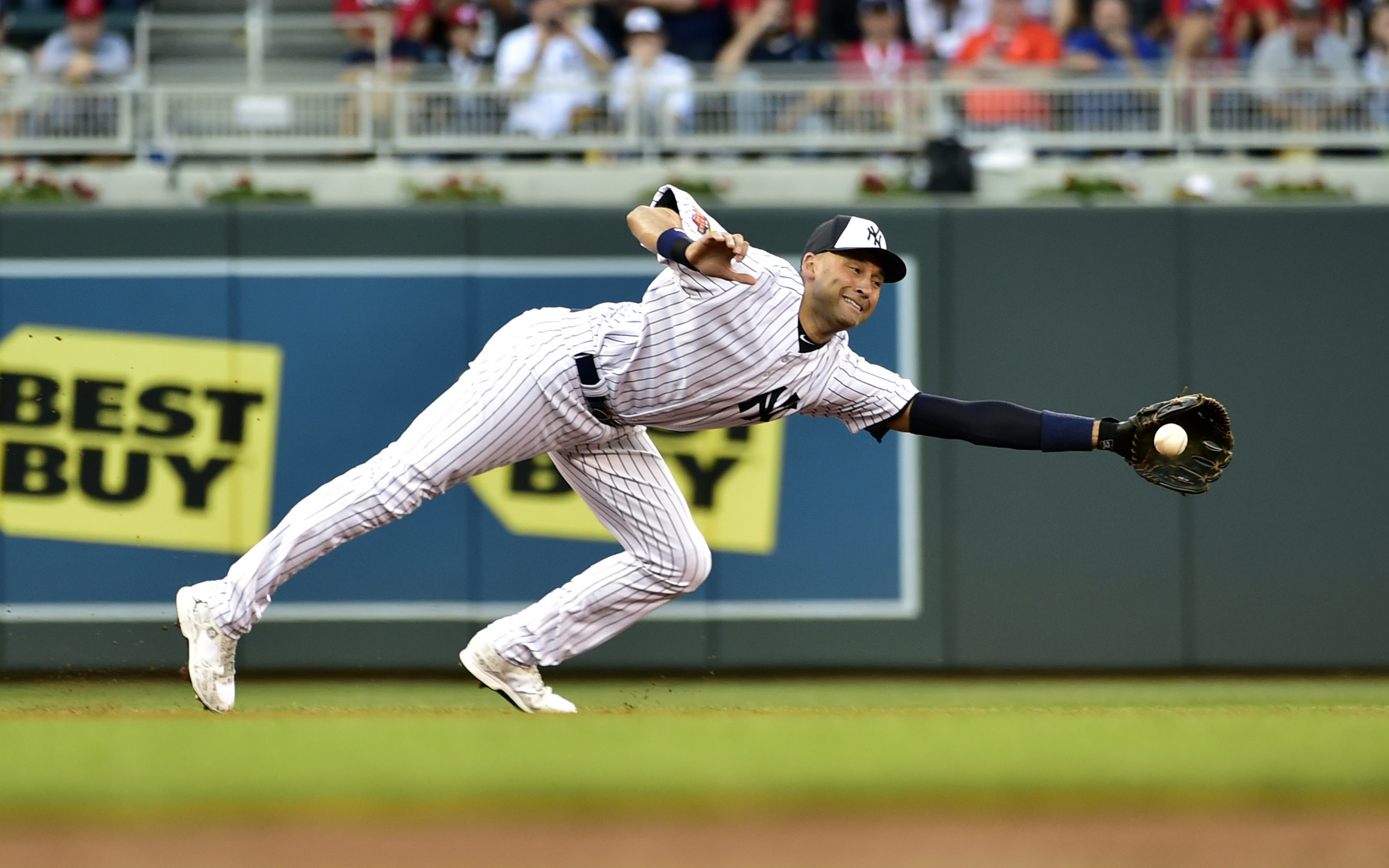 Baseball player Derek Jeter catching a ball Desktop wallpapers 640x480