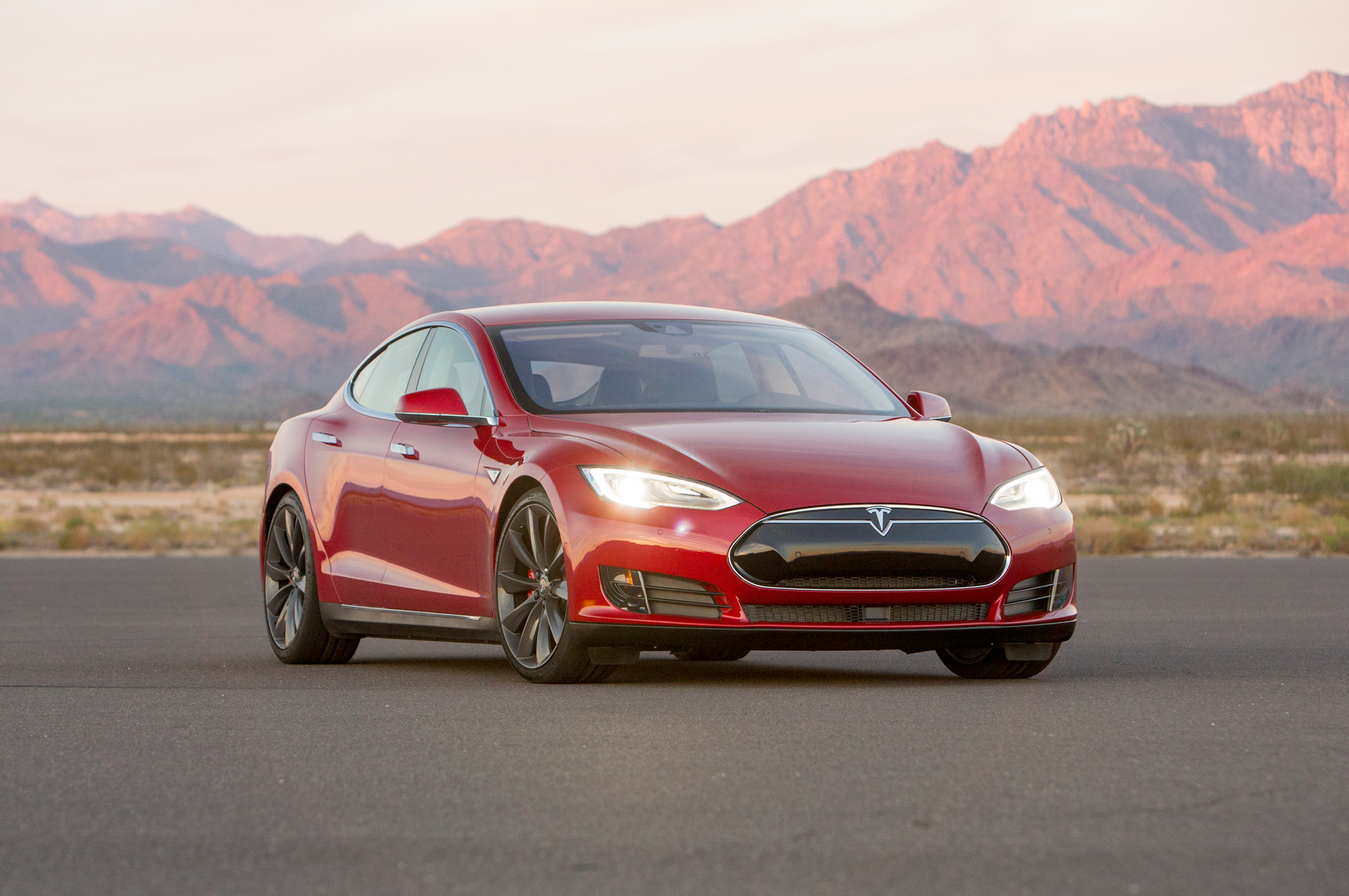 Тесла какой машина. Машина Tesla model s. Электромобиль Tesla model s. Tesla model s p90d. Тесла модель s 2015.