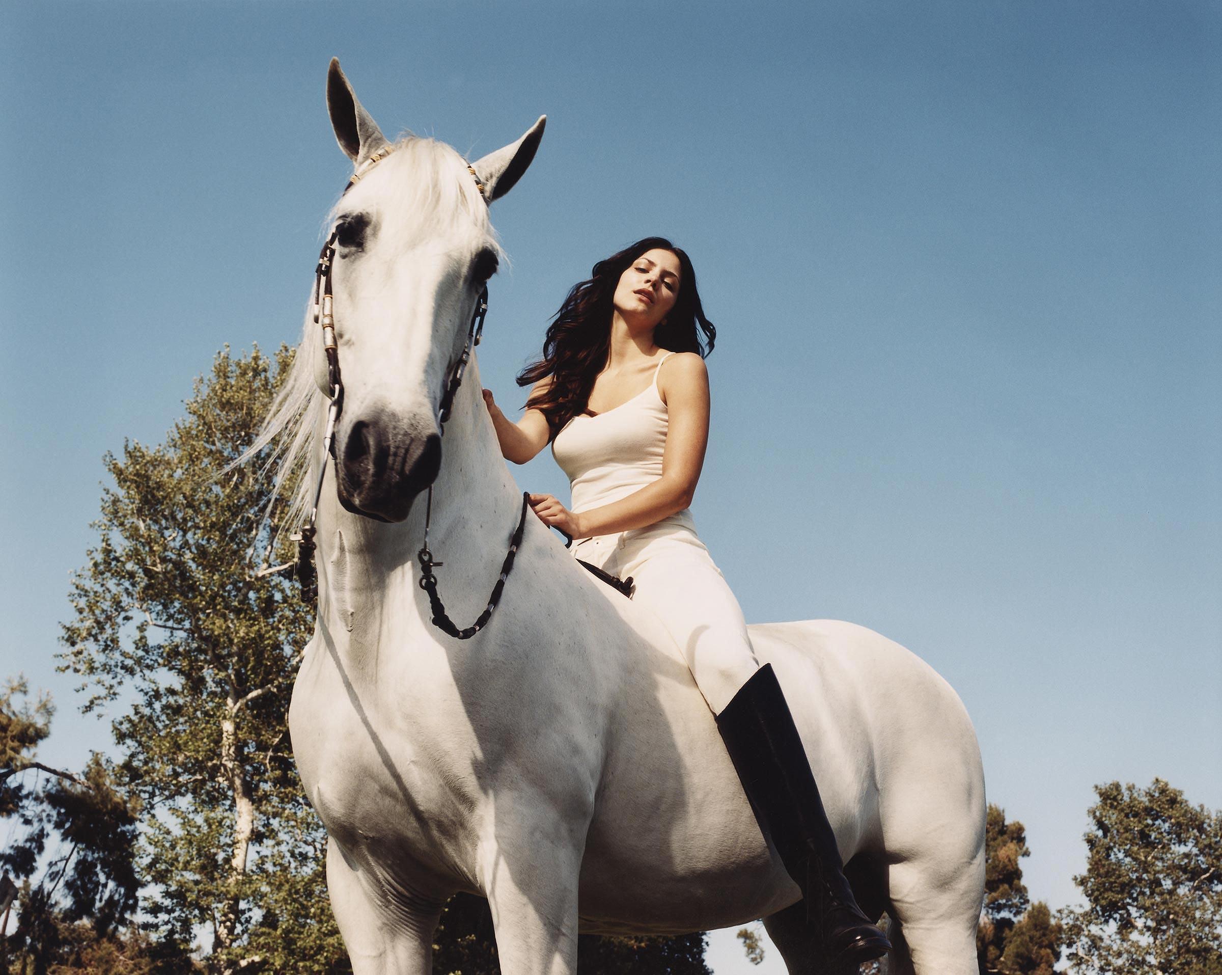 Riding sister. Сальма Хайек верхом на коне. Кензи Дисли. Сальма Хайек фото на лошади. Брюнетка верхом на лошади.