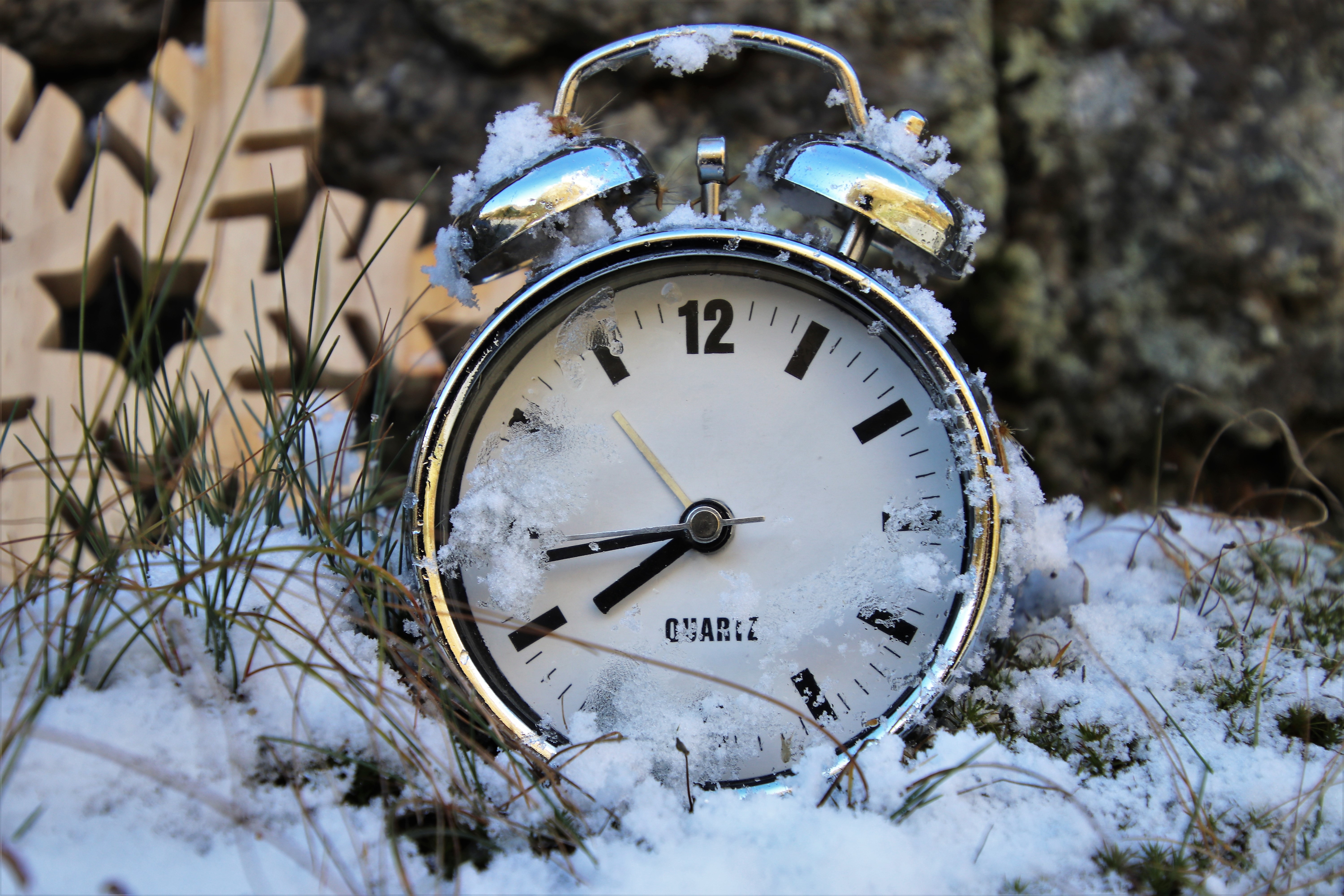 Фото через час. Зимние часы. Часы в снегу. Снежные часы. Зимние часики.