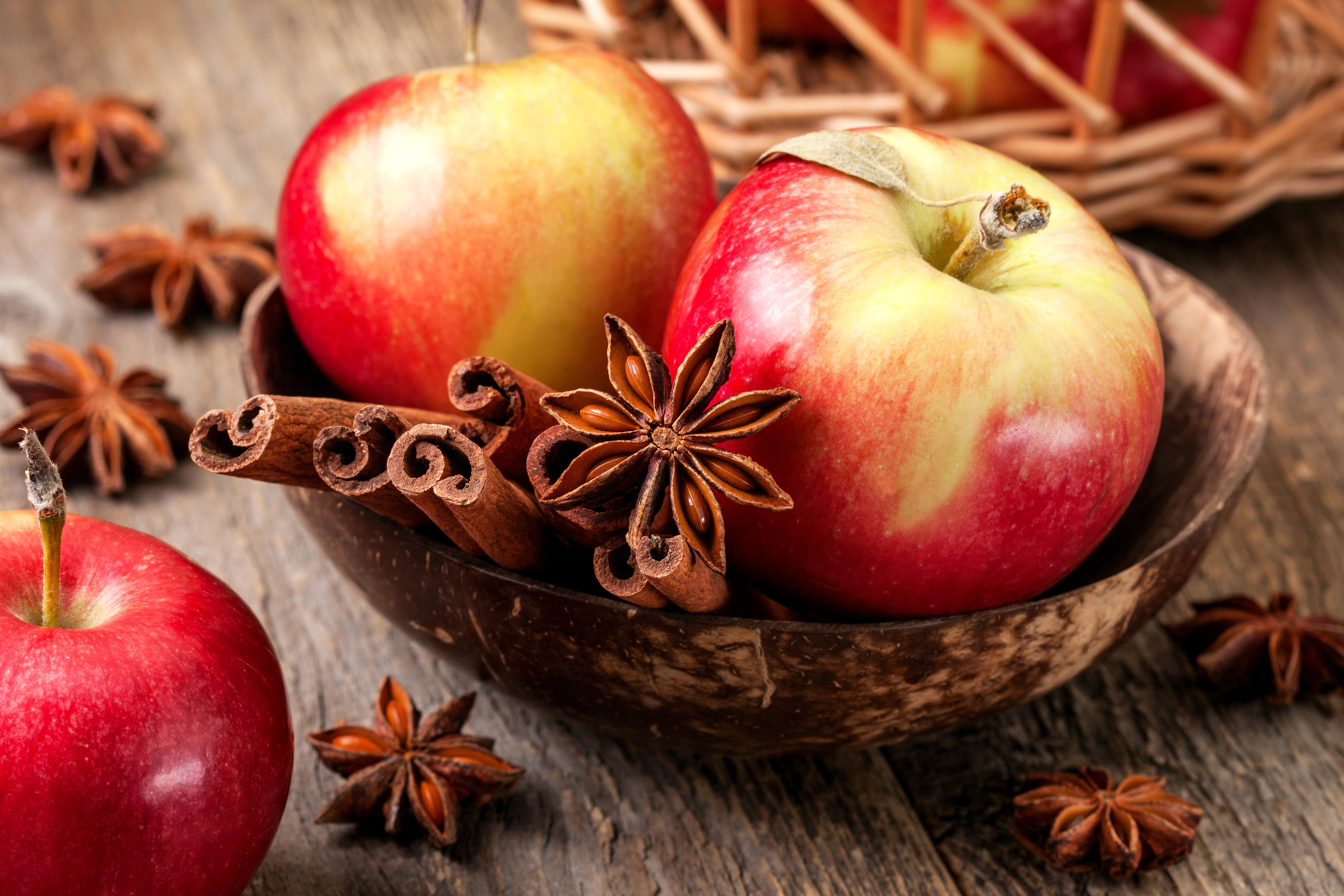 Пряное яблоко. Осень яблоки. Красивое яблоко. Яблоко с корицей. Вкусное яблоко.