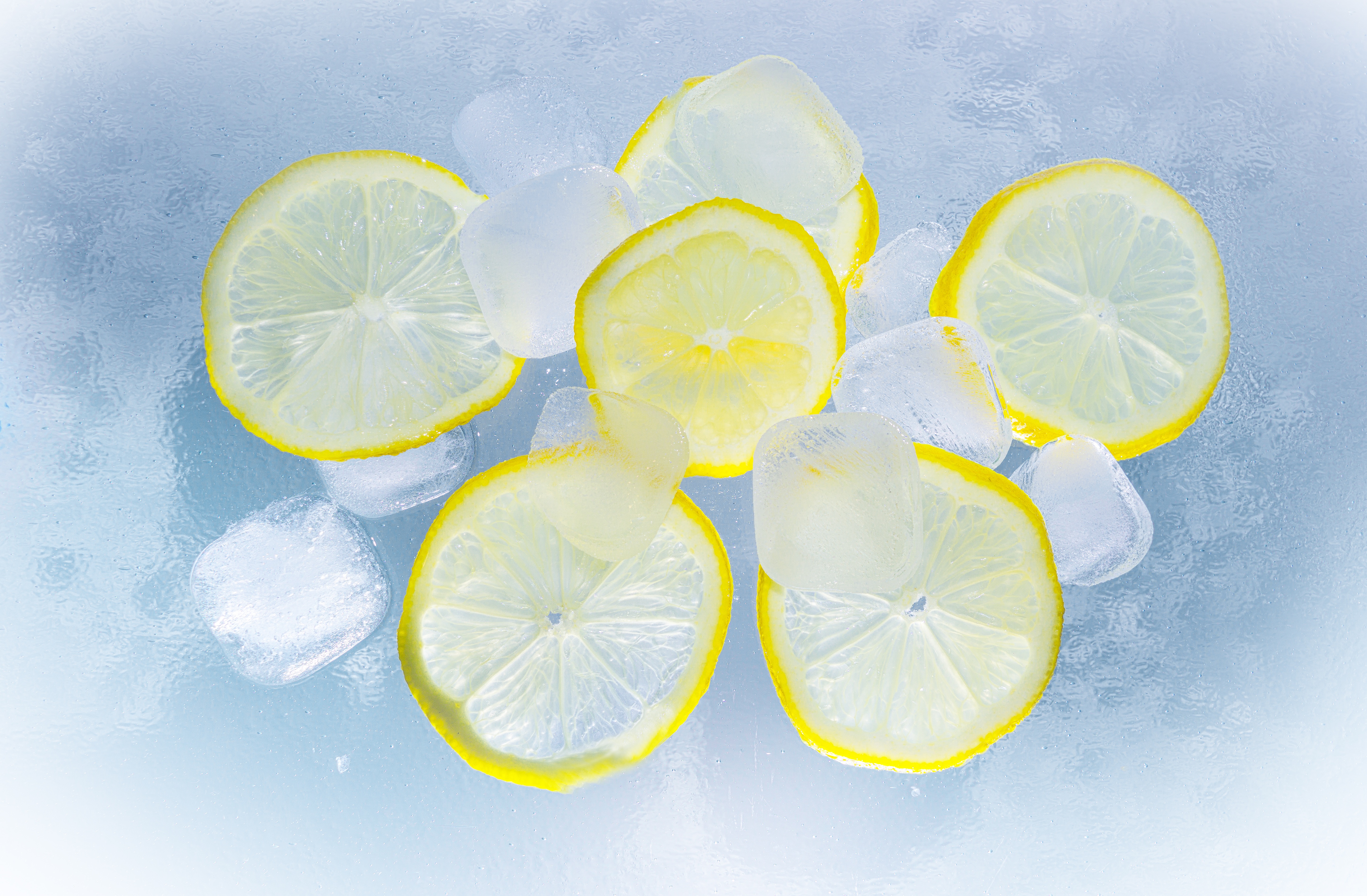 Вода лимон лайм. Лимонный цитрус. Вода с лимоном. Лимон со льдом. Фрукты в воде.