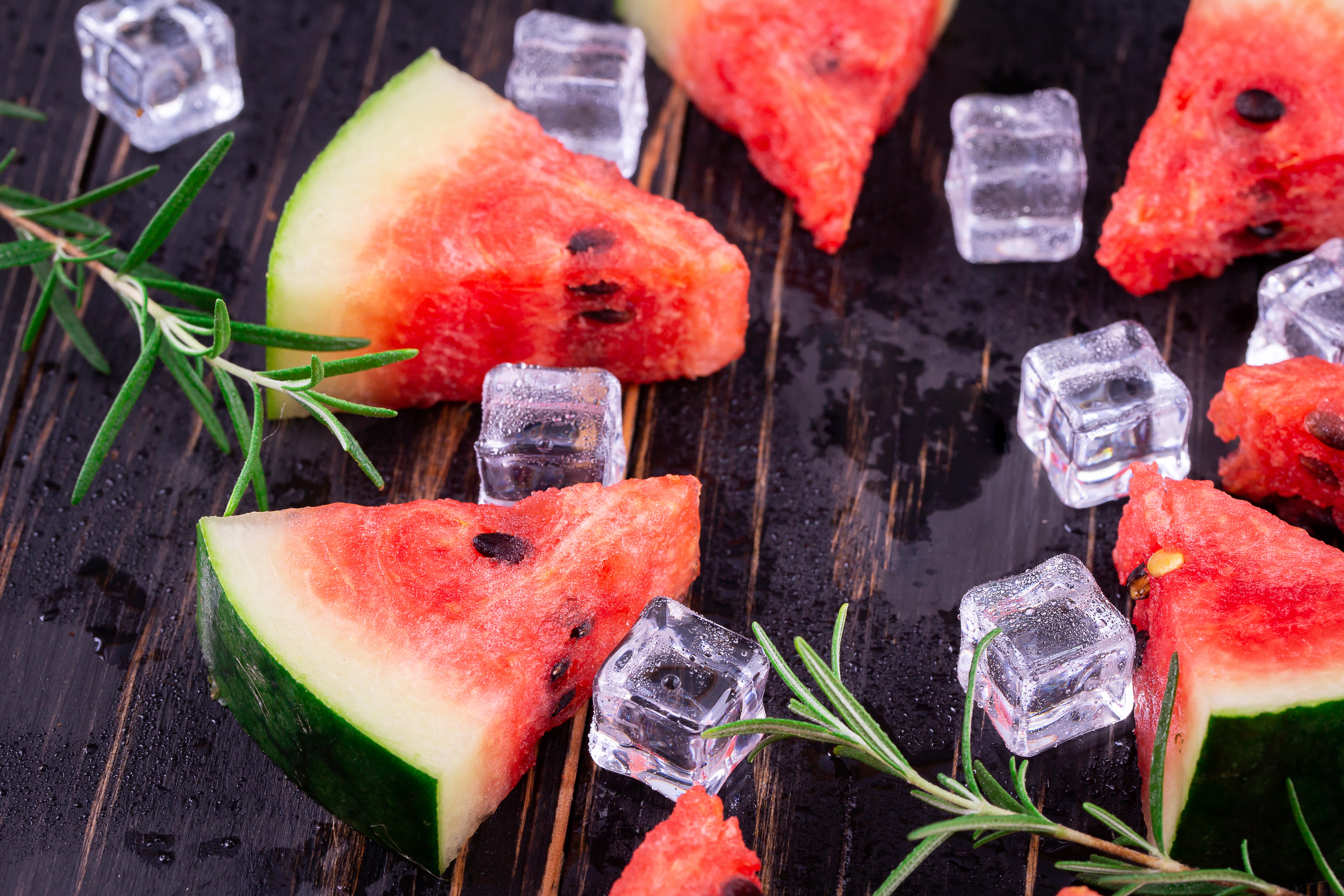 Холодные арбузы. Холодный Арбуз. Кубики льда с фруктами. Сочные фрукты. Ягоды во льду.