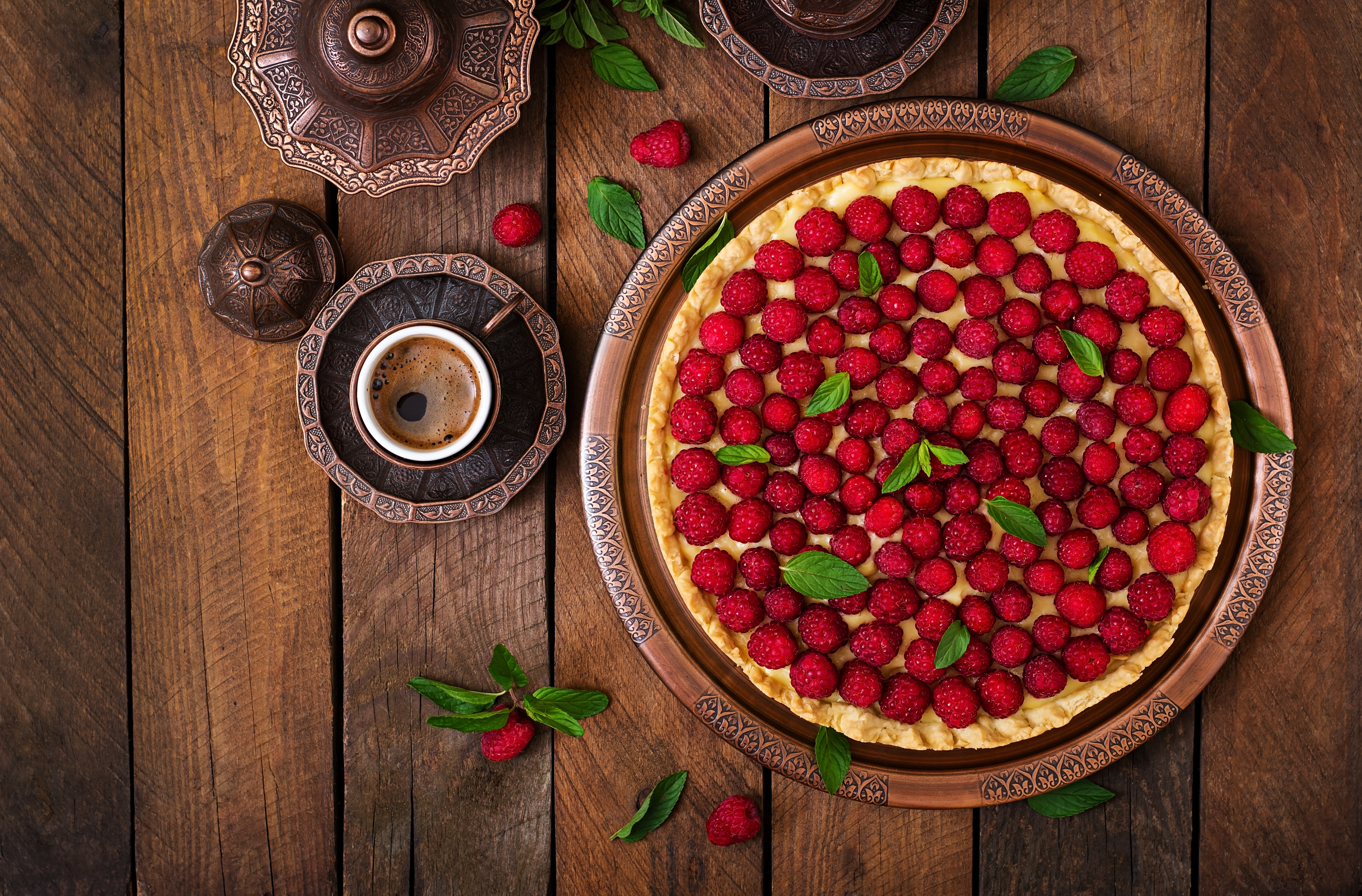 Pie table. Сладости на столе вид сверху. Десерты на деревянном столе вид сверху. Пирог с ягодами вид сверху. Ягоды на столе сверху.