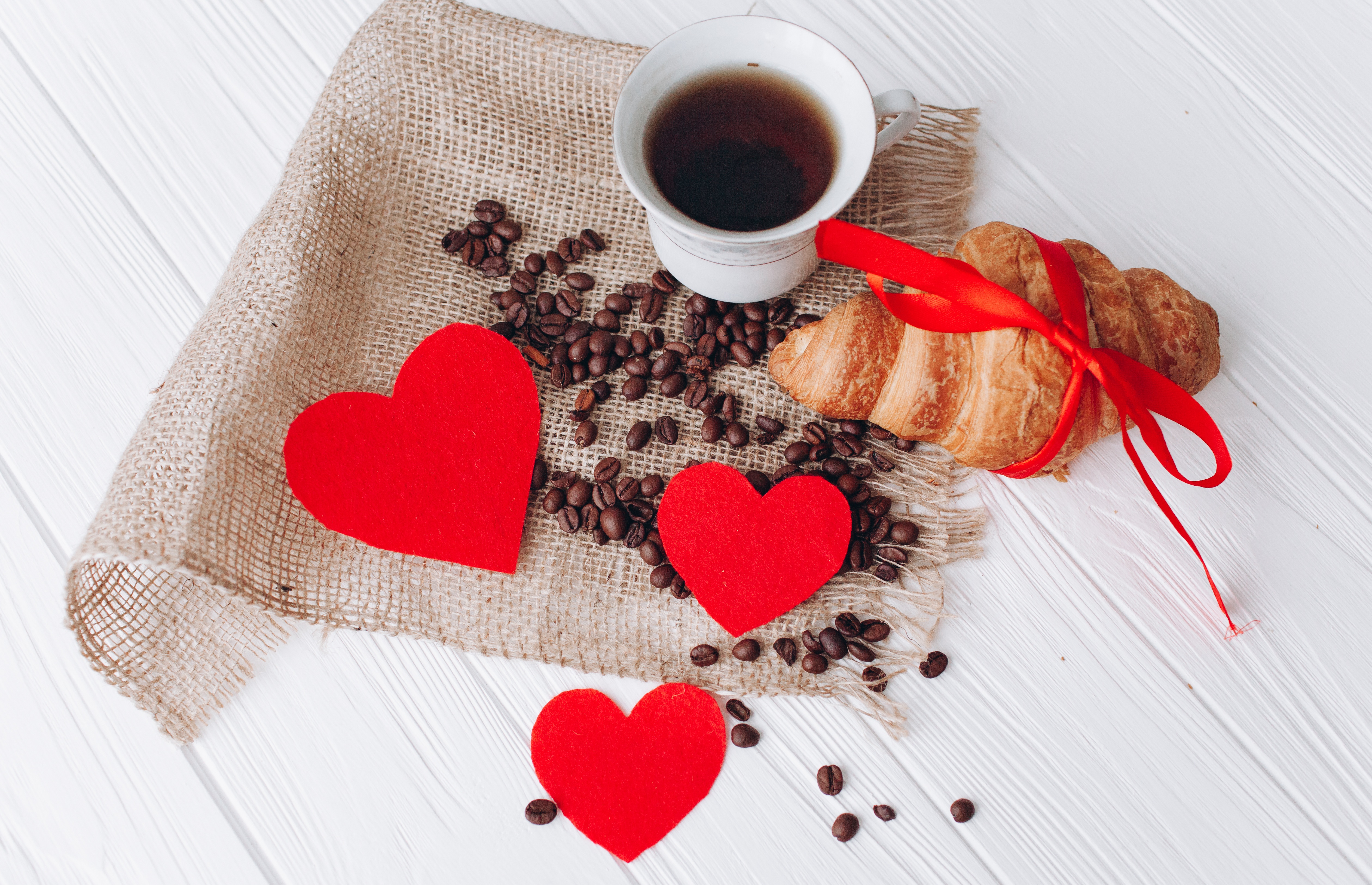 С добрым утром с сердечком мужчине. Кофе сердце. Кофе с сердечком. Доброе утро сердечки. Чашка кофе с сердечком.