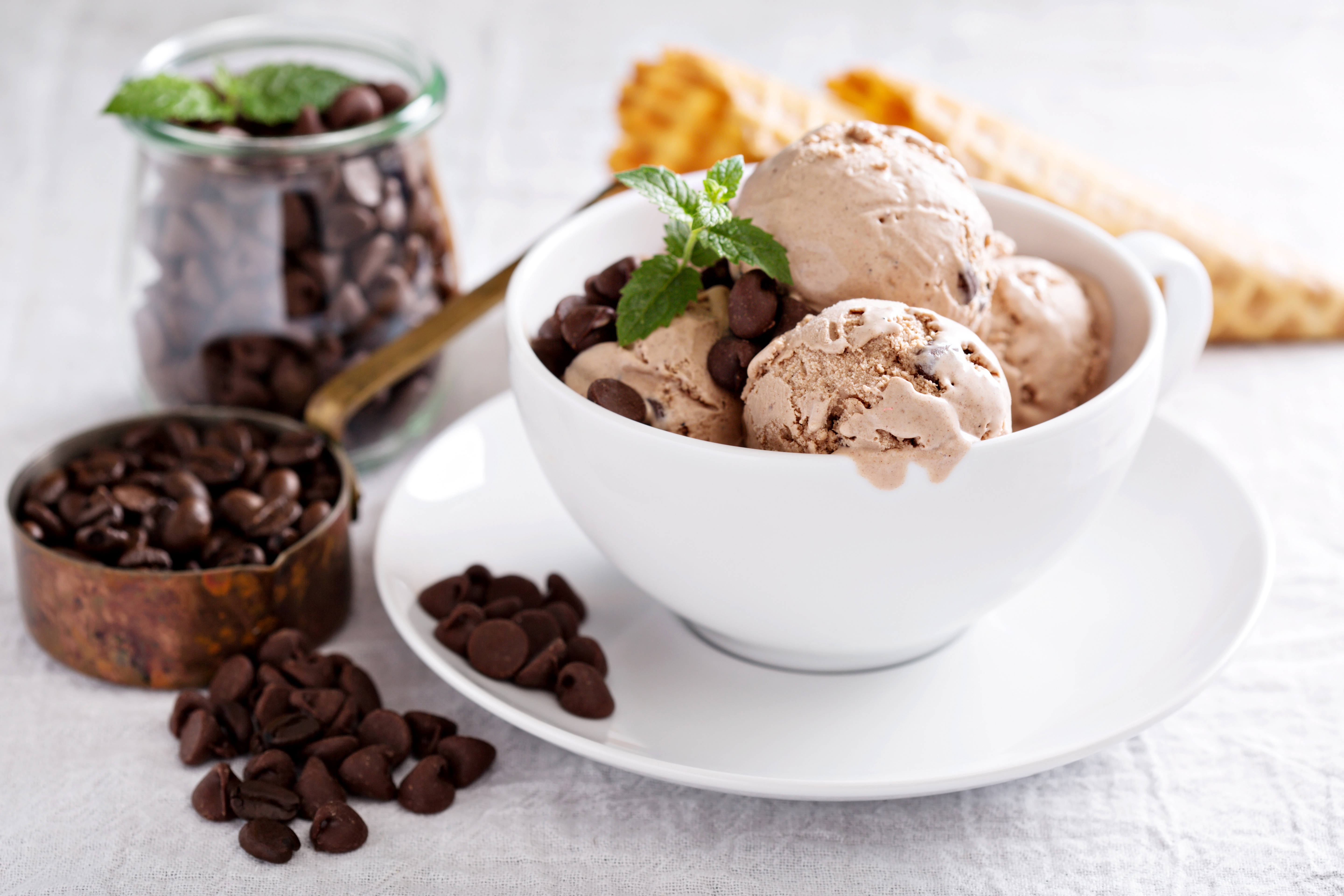 Кофе после мороженого. Кофе с мороженым. Мороженое кофейное. Шоколадное мороженое. Мороженое в чашке.