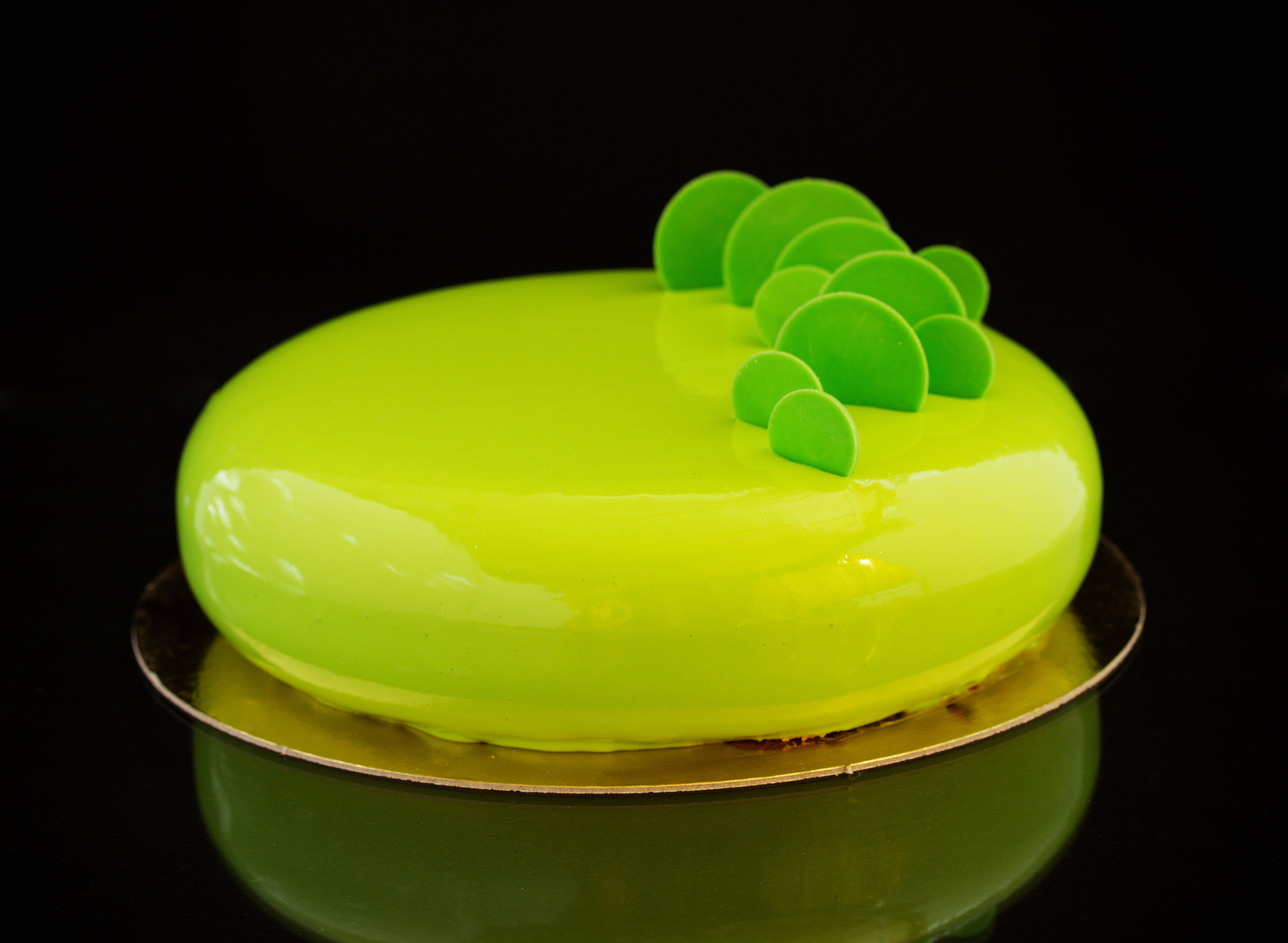Желтый желейный. Лимонный муссовый торт. Фисташковый муссовый торт. Зеркальная глазурь зеленая. Торт с зеленой глазурью.