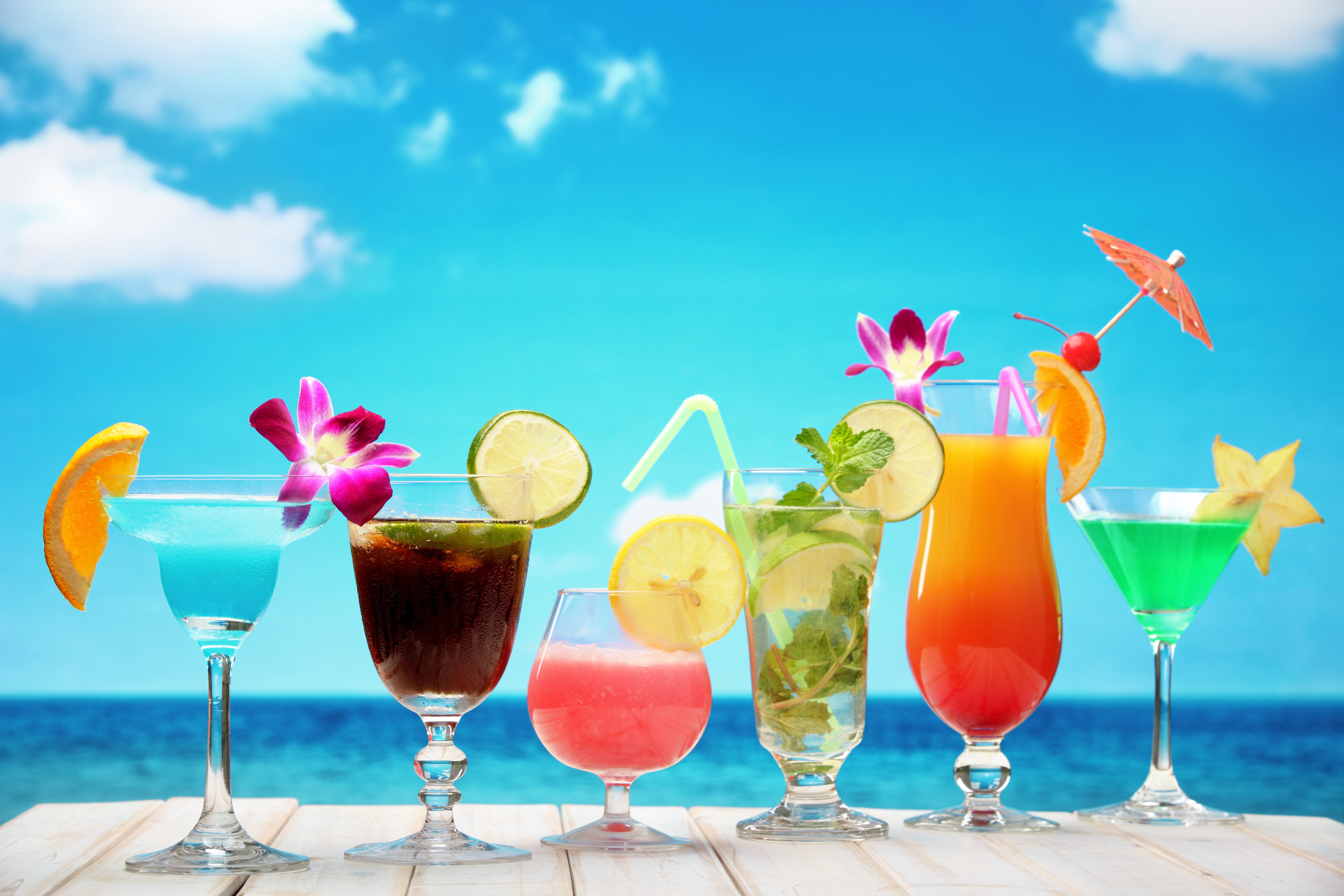 2018Food___Drinks_Tropical_cocktails_on_blue_sky_background_127701_.jpg