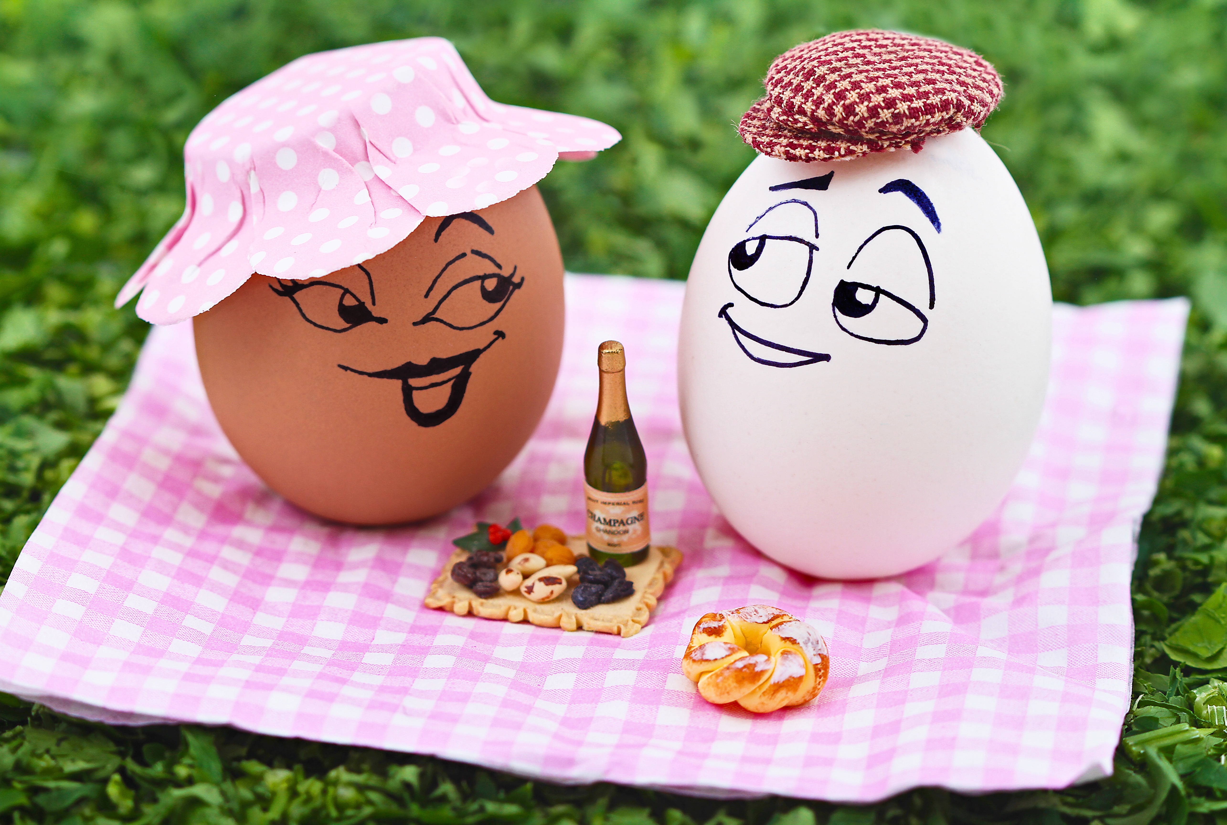 Zastaki.com - Два яйца устроили пикник на природе