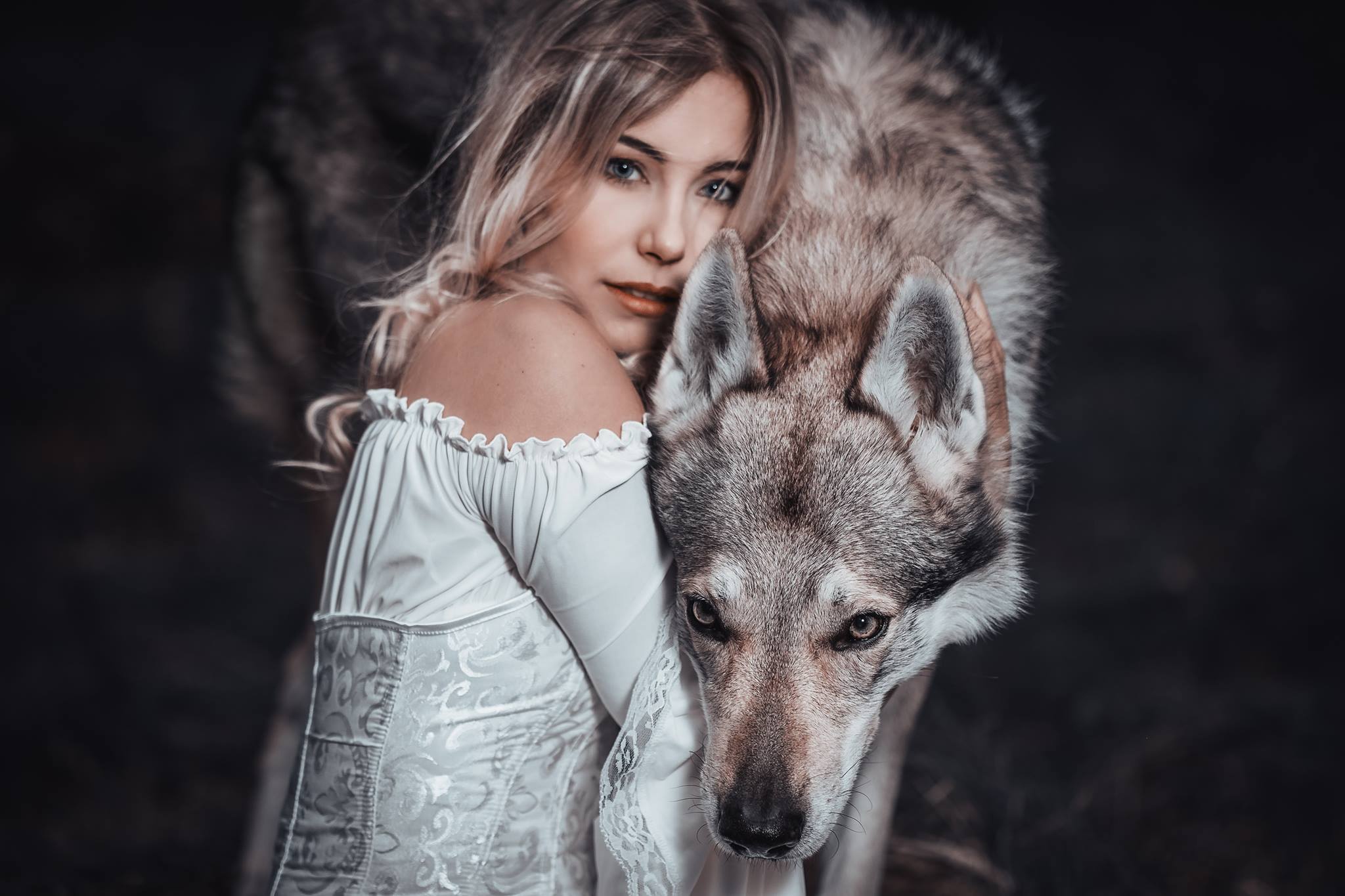 Женщина подобрала волка. Кейт Мосс Волчий взгляд. Кейт Мосс взгляд волчицы. Девушка с волком. Волчица и женщина.