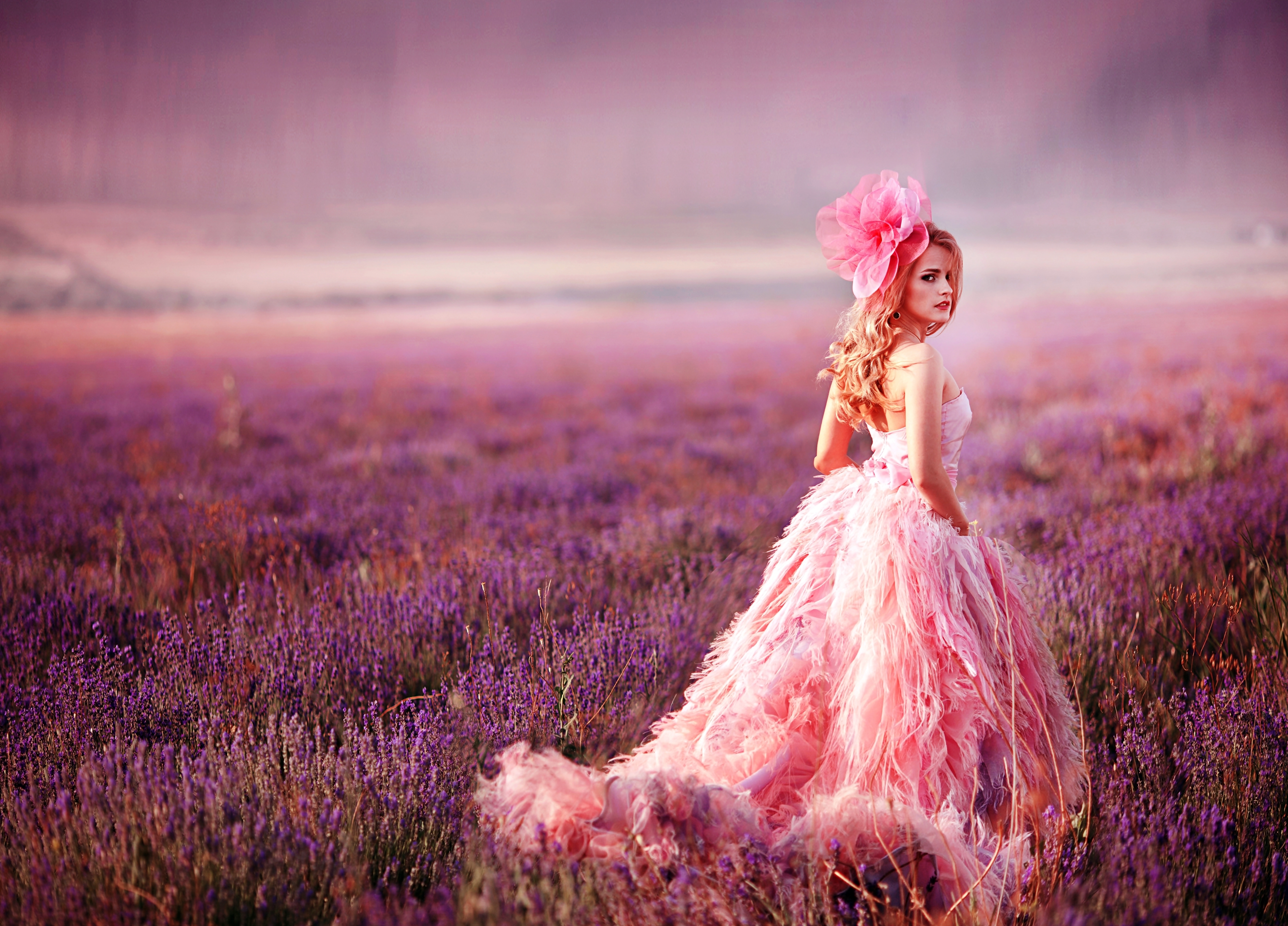 Девушка на розовых платье
