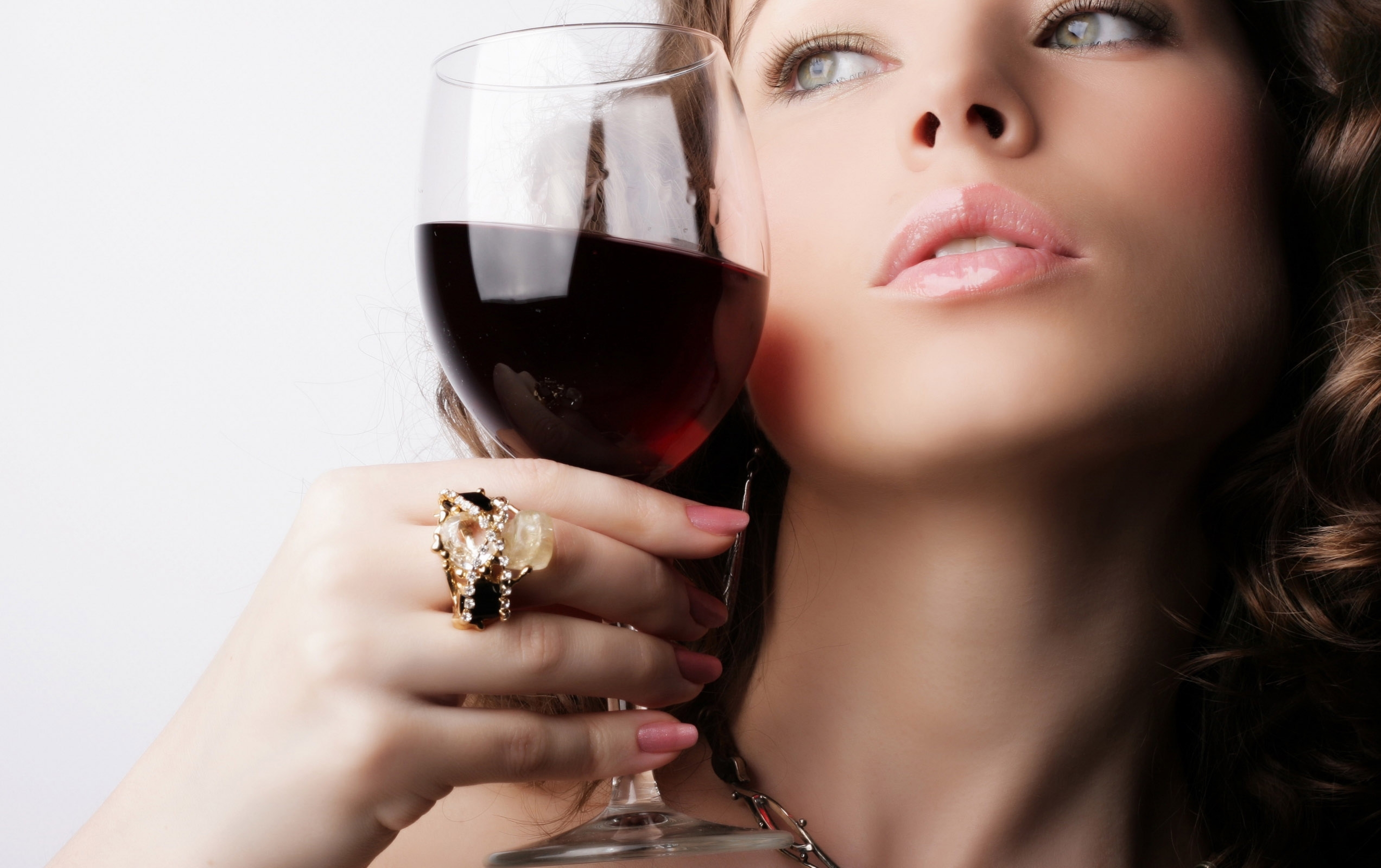 Женщина пьет коньяк. Девушка с бокалом. Девушка с вином. Женщина с бокалом вина. Женщина с бокалом в руке.