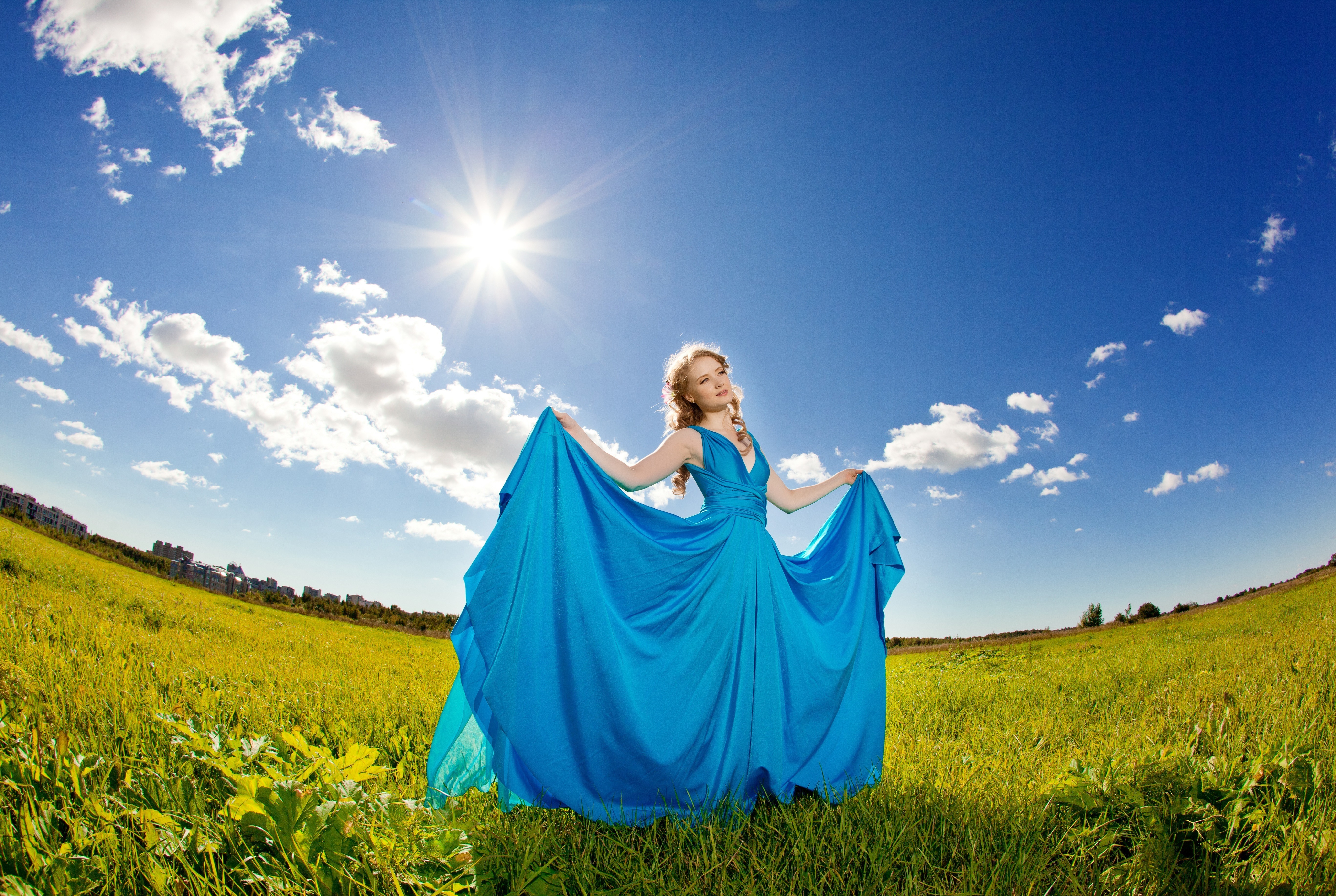 А лето цвета неба. Девушка в Васильковом платье. Счастливая женщина. Девушка в голубом платье и небо. Девушка в небесно голубом платье.