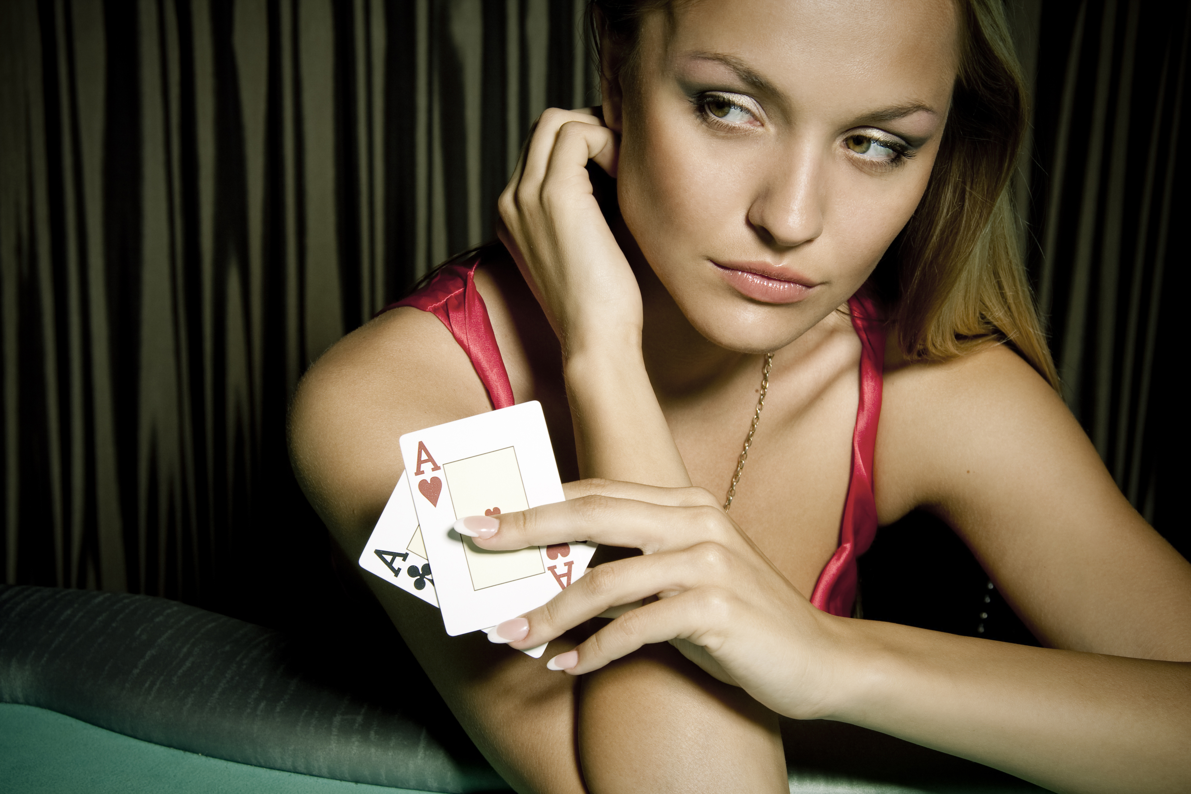 В предвкушении азарта. Красивая девушка с картами. Покер девушки. Девушка с покерными картами. Девушка с картой в руках.