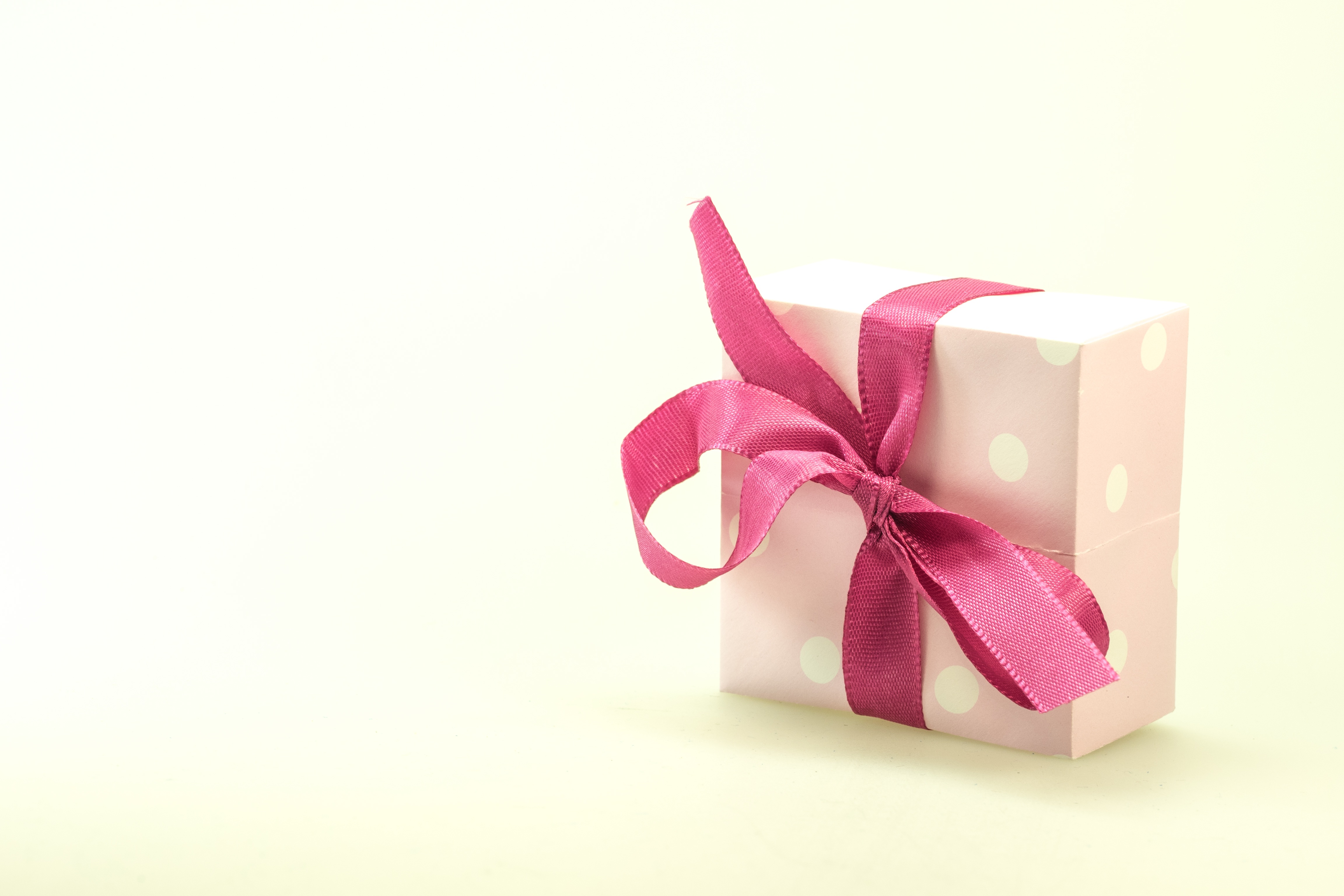 Zastaki.com - Подарочная коробка с розовым бантом на белом фоне