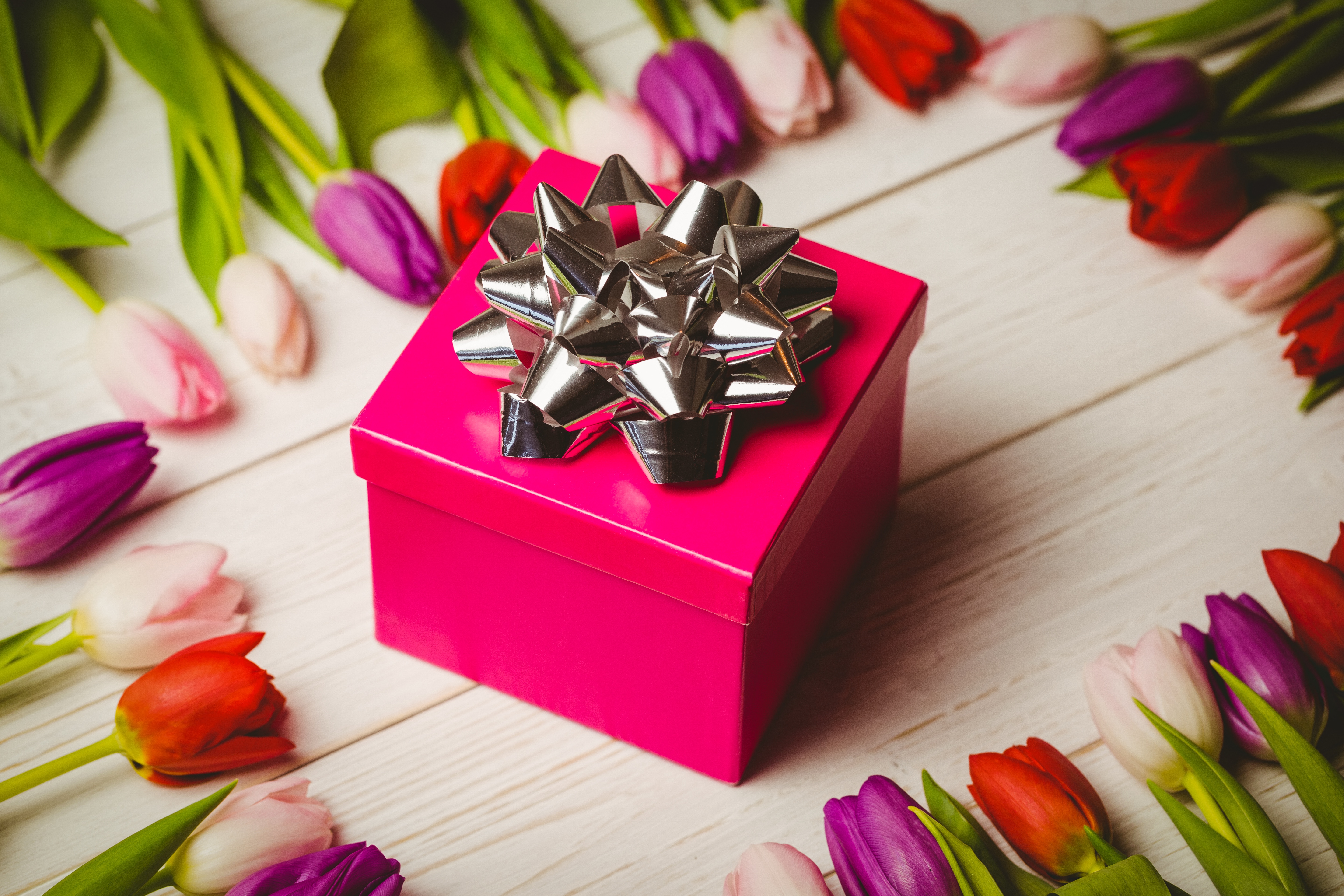 Zastaki.com - Красная коробка с подарком на столе с тюльпанами